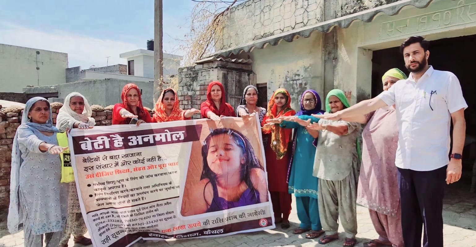 रोहेड़ा के स्वास्थ्य केंद्र में आयोजित स्वास्थ्य शिविर के दौरान ग्रामीणों को जागरूक करते स्वास् रोहेड़ा के स्वास्थ्य केंद्र में आयोजित स्वास्थ्य शिविर के दौरान ग्रामीणों को जागरूक करते स्वास्