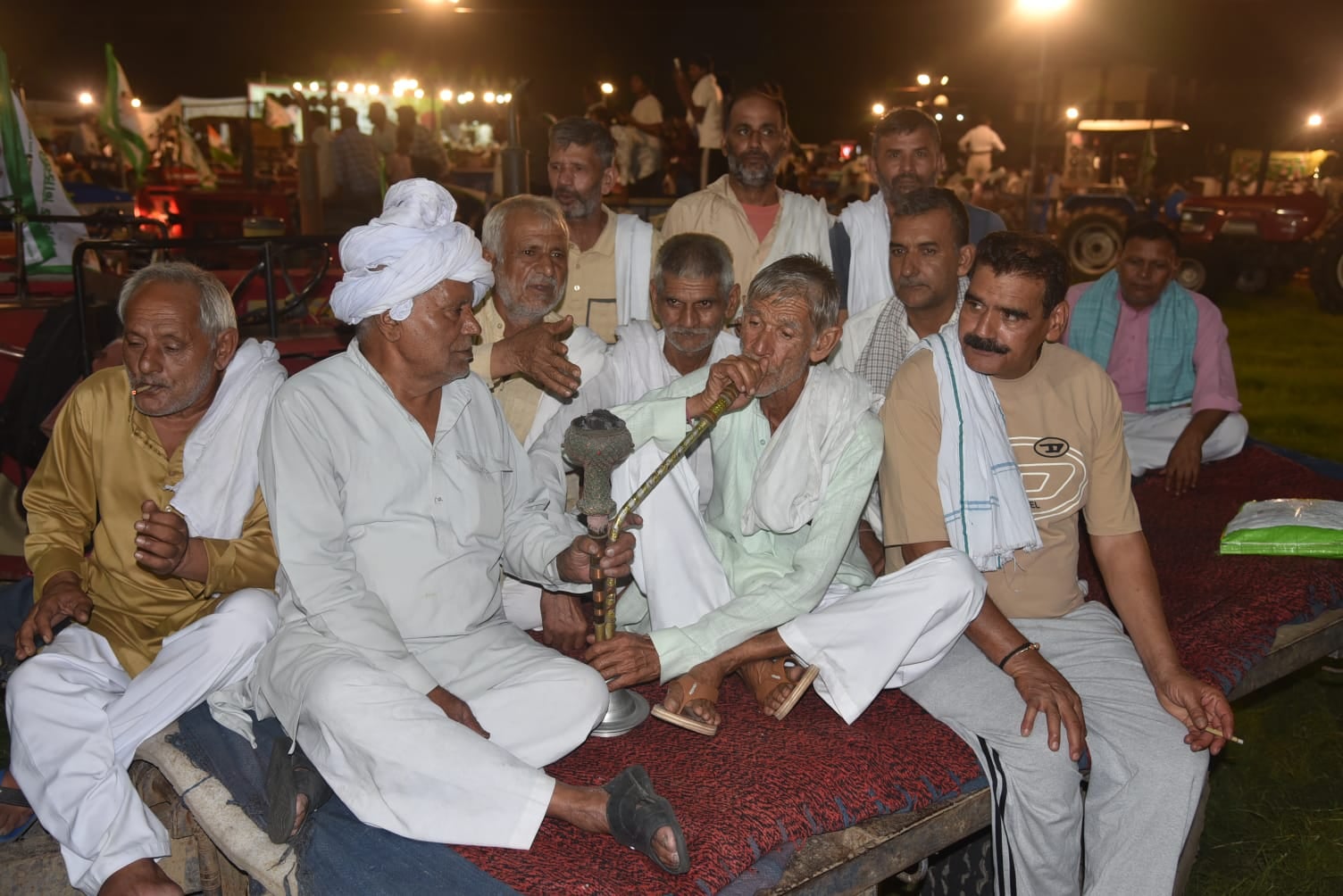 राजकीय इंटर कॉलेज के मैदान में आयोजित पंचायत में शामिल होने पहुंचे किसान : संवाद राजकीय इंटर कॉलेज के मैदान में आयोजित पंचायत में शामिल होने पहुंचे किसान : संवाद