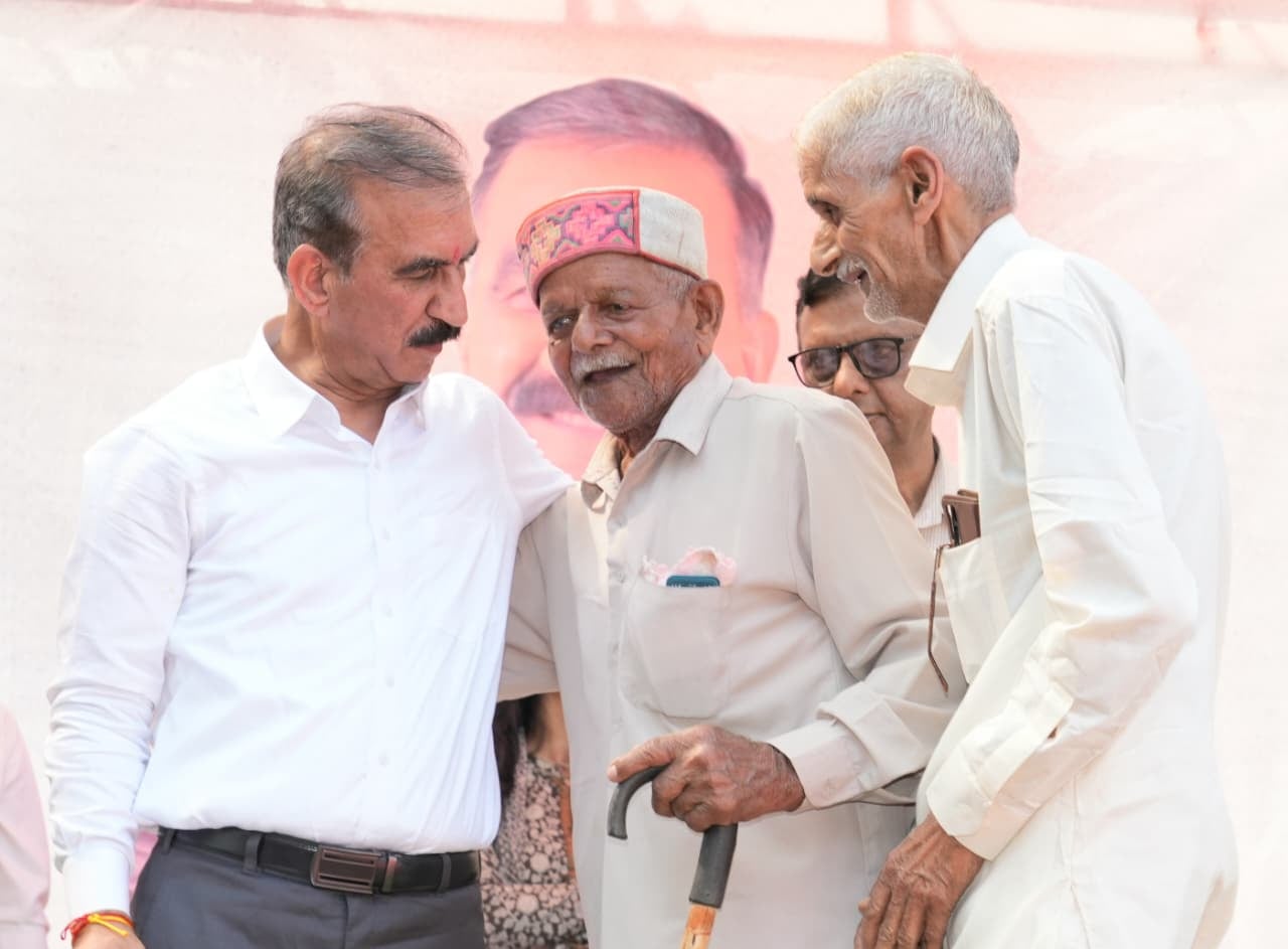 रैल में आयोजित जनस्वास्थ्य शिविर में पहुंचने पर सीएम सुक्खू का स्वागत करते स्थानीय लोग। विभाग।