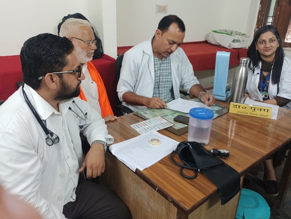 रैल में आयोजित जनस्वास्थ्य शिविर में पहुंचने पर सीएम सुक्खू का स्वागत करते स्थानीय लोग। विभाग।