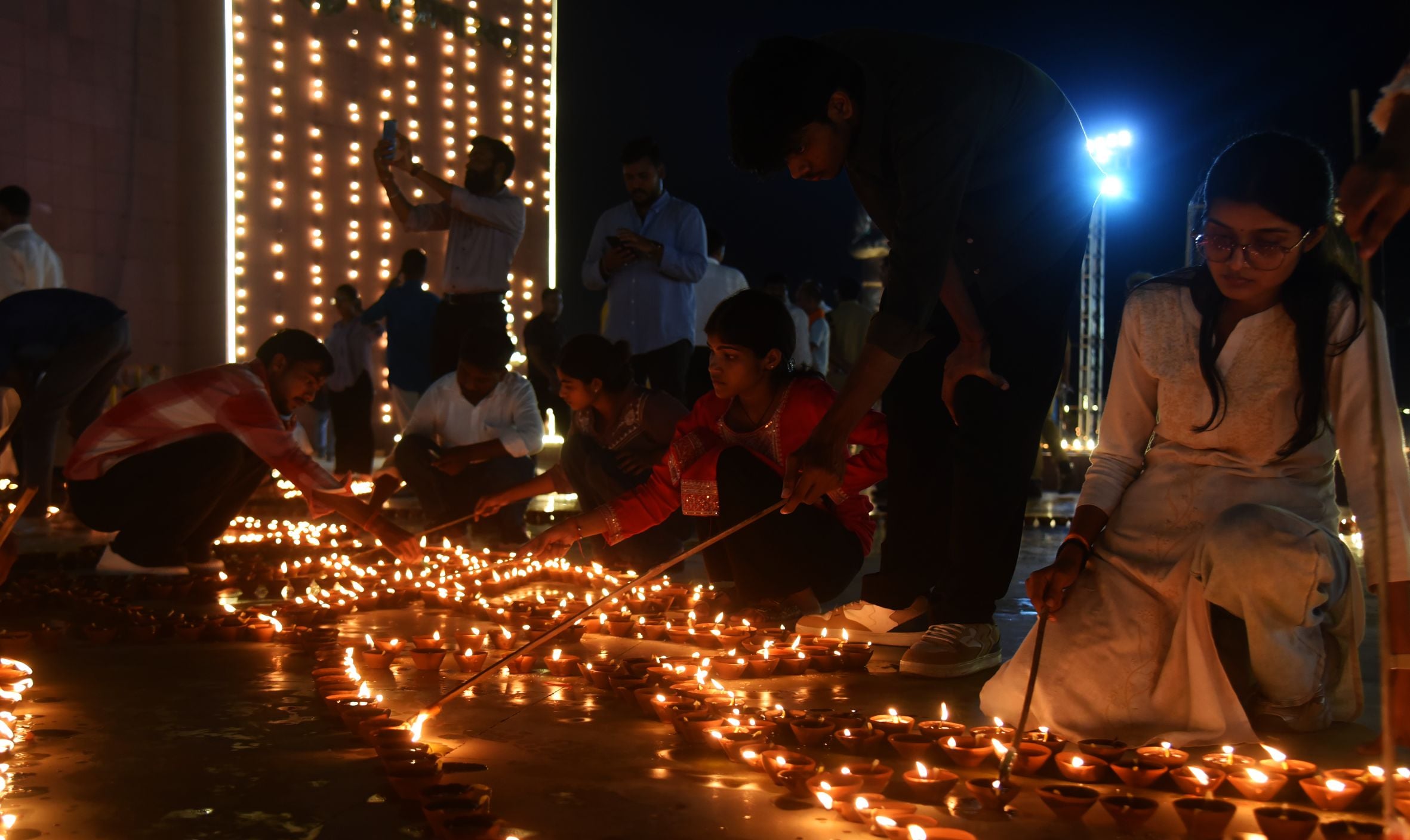 राष्ट्र प्रेरणा स्थल पर जलाए गए दीये