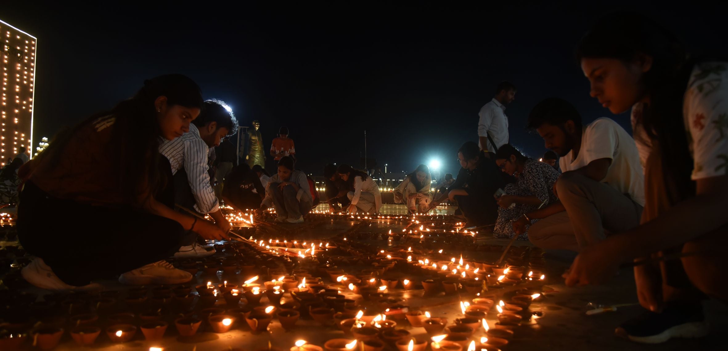राष्ट्र प्रेरणा स्थल पर जलाए गए दीये