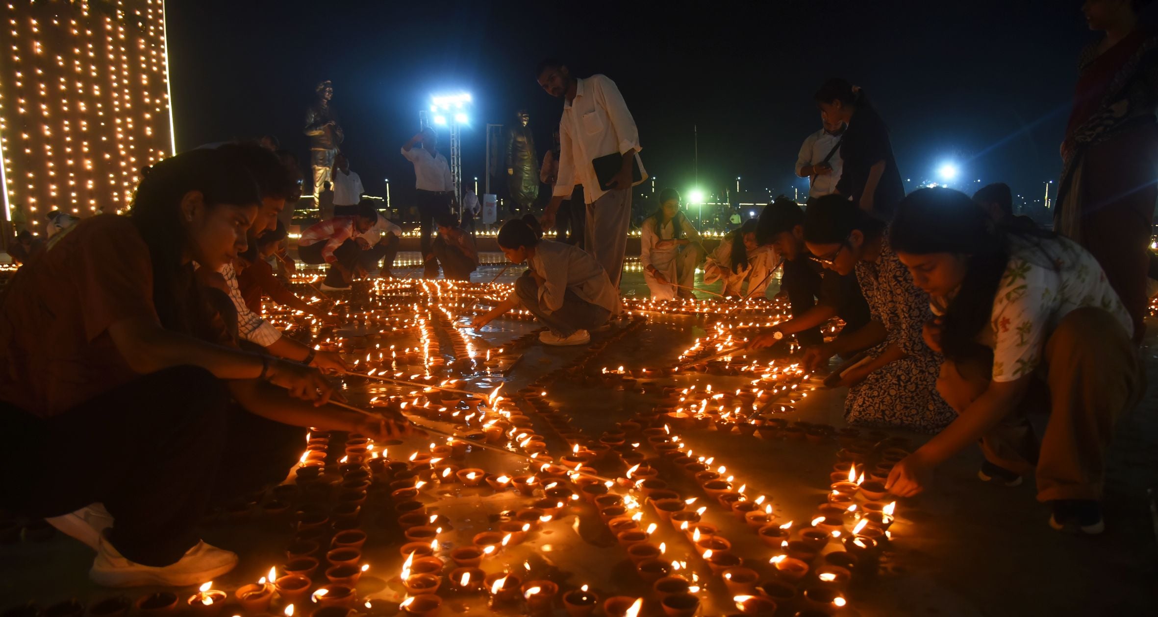 राष्ट्र प्रेरणा स्थल पर जलाए गए दीये