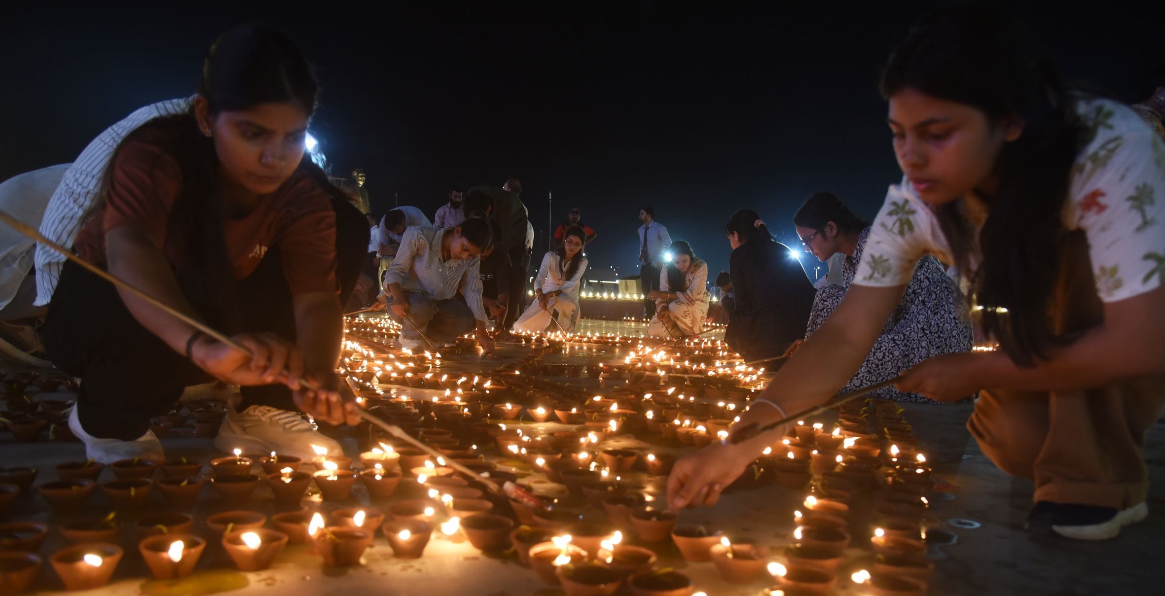 राष्ट्र प्रेरणा स्थल पर जलाए गए दीये