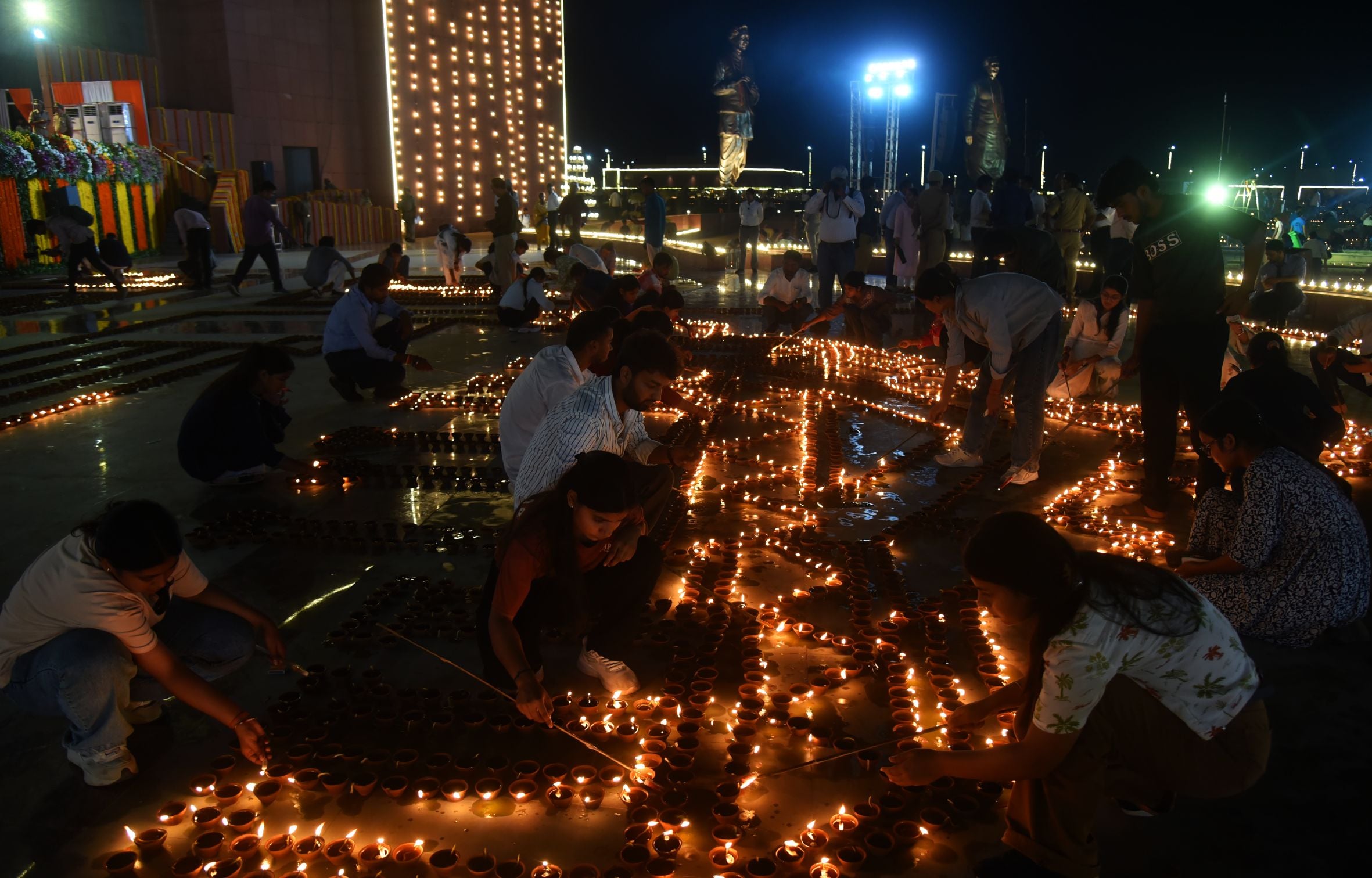 राष्ट्र प्रेरणा स्थल पर जलाए गए दीये