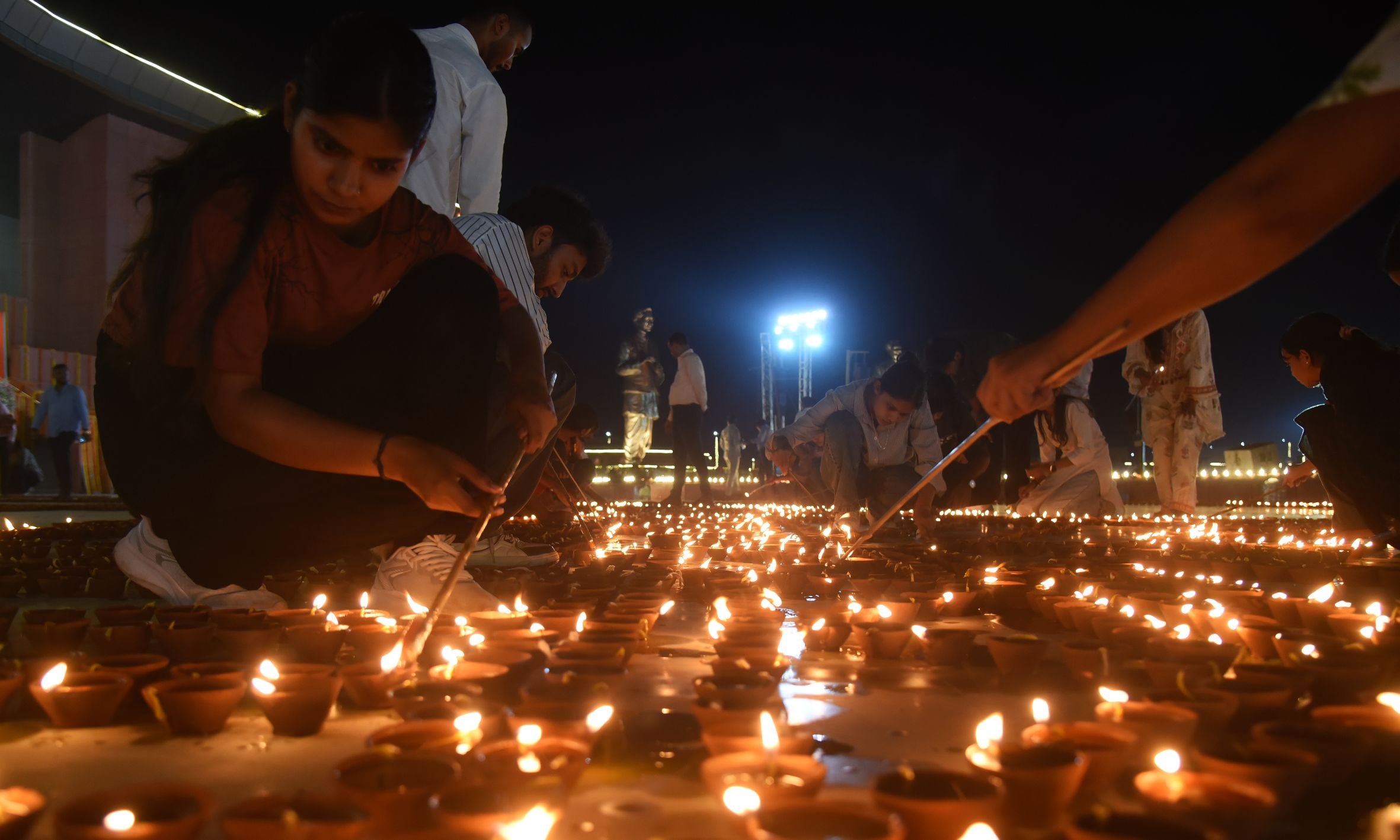 राष्ट्र प्रेरणा स्थल पर जलाए गए दीये