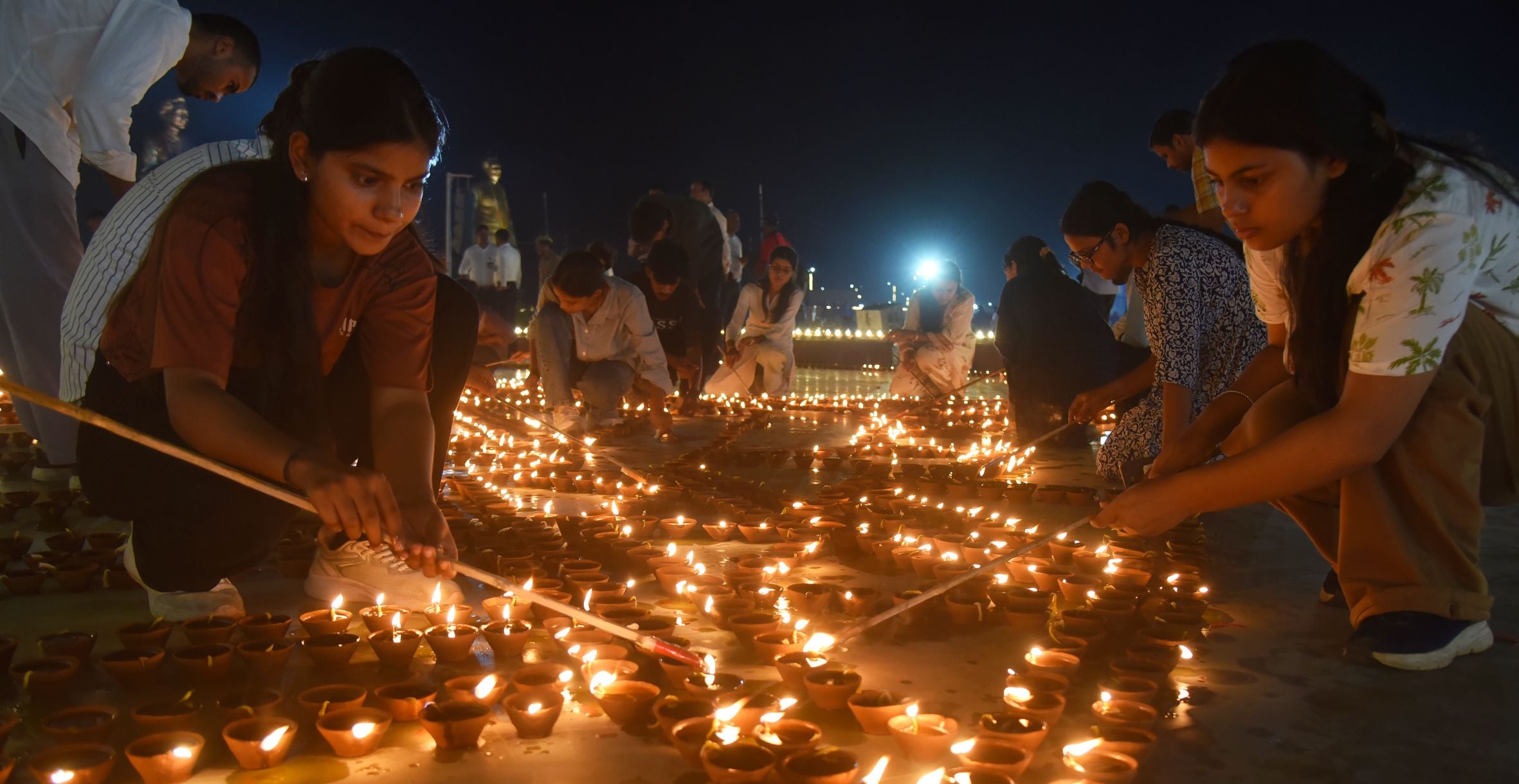 राष्ट्र प्रेरणा स्थल पर जलाए गए दीये