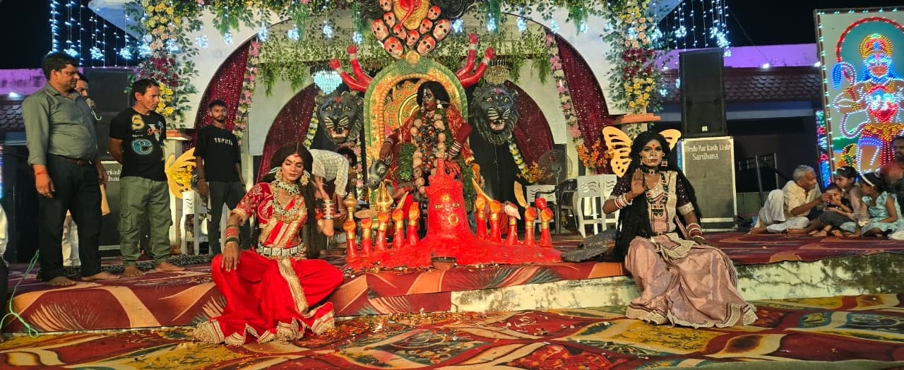 सरधना। रामलीला मैदान में गणपति महोत्सव के दौरान भजन सुनते श्रद्धालु। आयोजक सरधना। रामलीला मैदान में गणपति महोत्सव के दौरान भजन सुनते श्रद्धालु। आयोजक