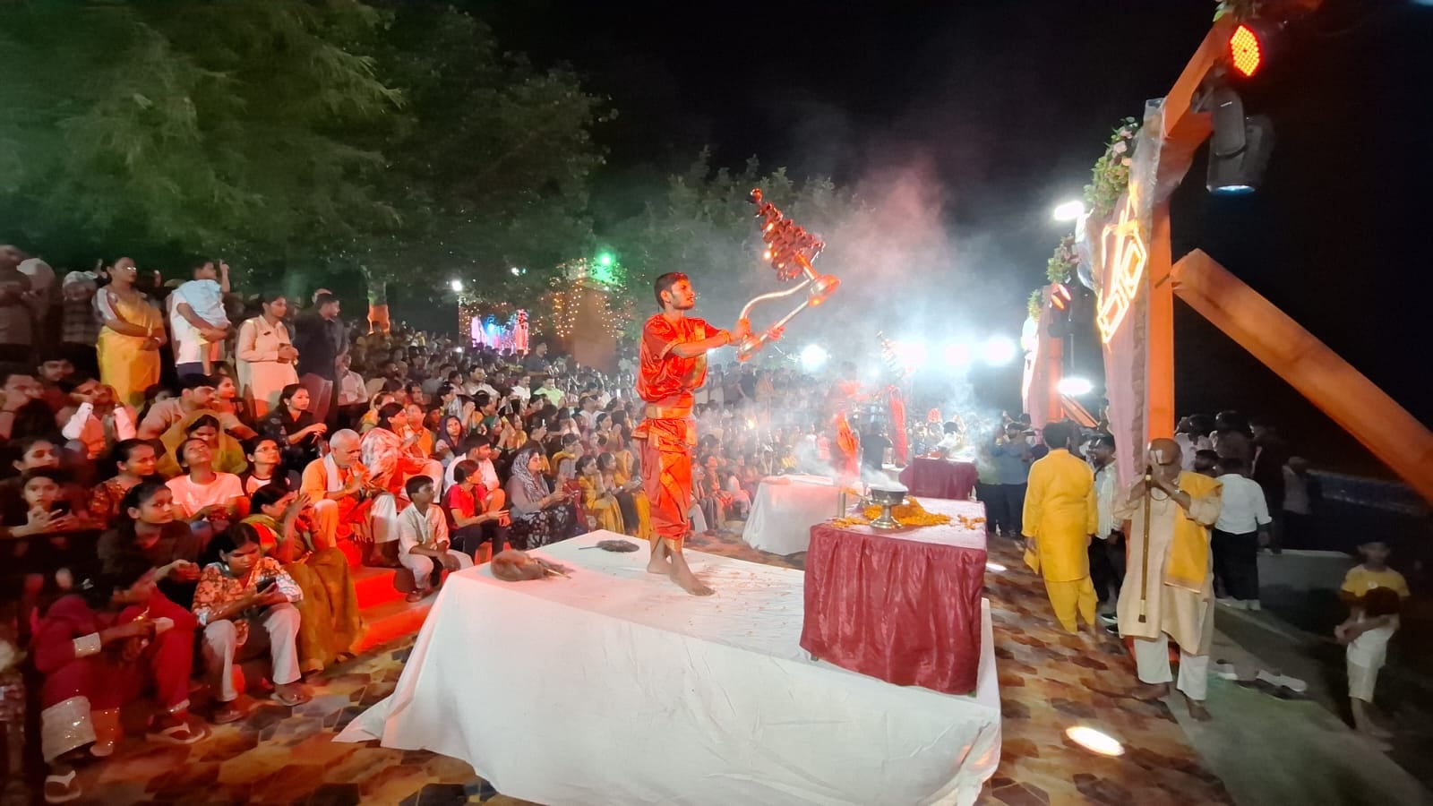 सेवा संकल्प अभियान के तहत राजकिय महिला पीजी कॉलेज में दीप जलातीं छात्राएं। संवाद सेवा संकल्प अभियान के तहत राजकिय महिला पीजी कॉलेज में दीप जलातीं छात्राएं। संवाद
