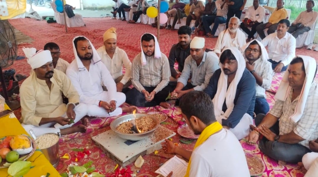 शहर के रूईमंडी गंगाघाट स्थित विश्वकर्मा मंदिर में हवन पूजन करते विश्वकर्मा समाज के लोग। स्रोत- 