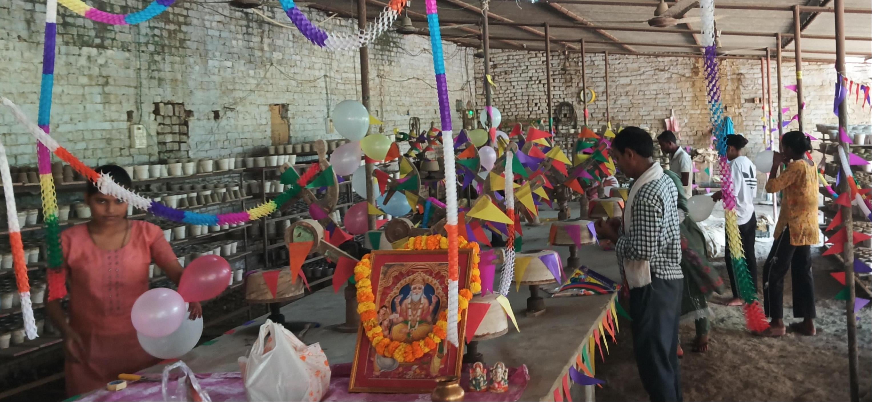 शहर के रूईमंडी गंगाघाट स्थित विश्वकर्मा मंदिर में हवन पूजन करते विश्वकर्मा समाज के लोग। स्रोत- 