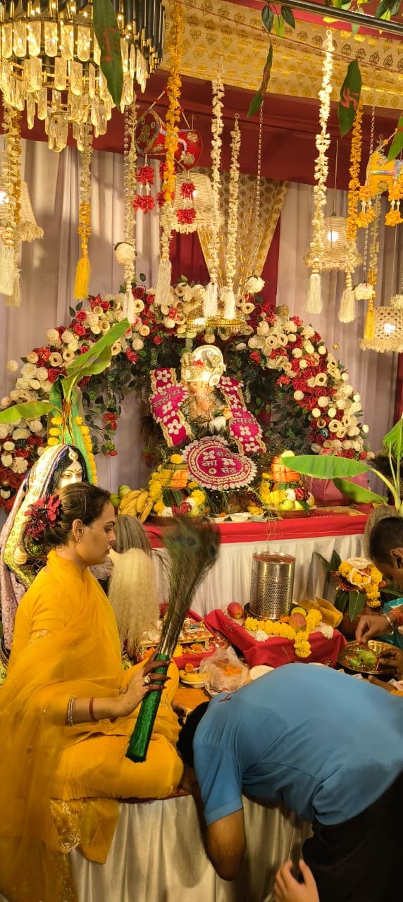 श्री अवध धाम मंदिर में गणेश महाराज की मूर्ति को सजाते श्रद्धालु। स्रोत : मंदिर