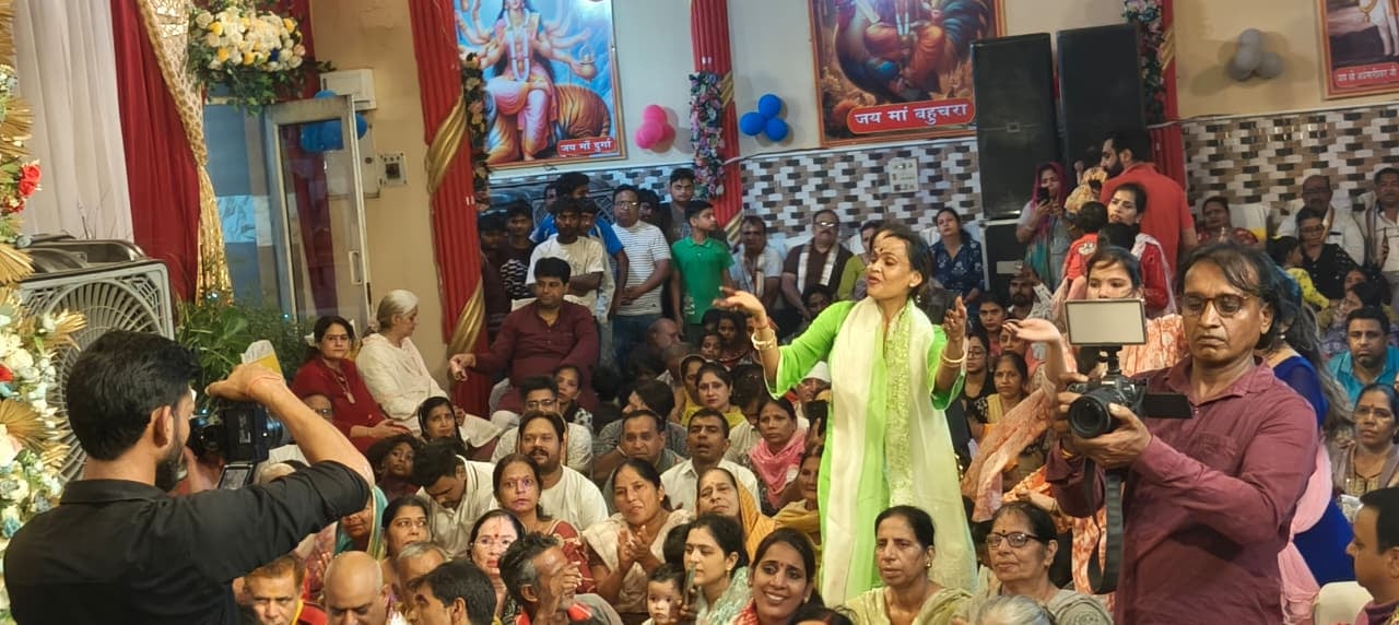 श्री अवध धाम मंदिर में गणेश महाराज की मूर्ति को सजाते श्रद्धालु। स्रोत : मंदिर