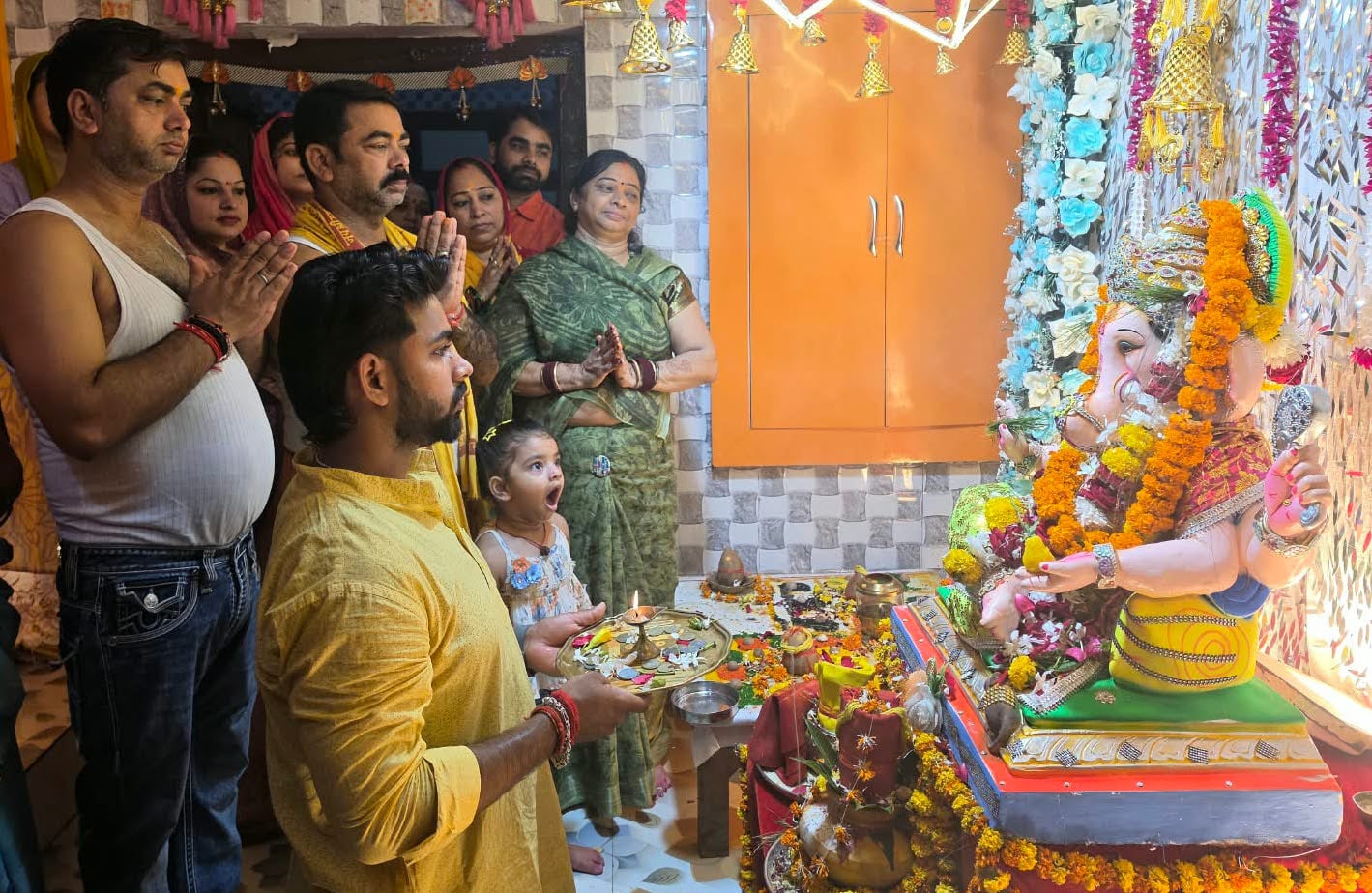 श्याम बिहारी गली में आयोजित गरबा उत्सव में सांस्कृतिक कार्यक्रम प्रस्तुत करते कलाकार। आयोजक