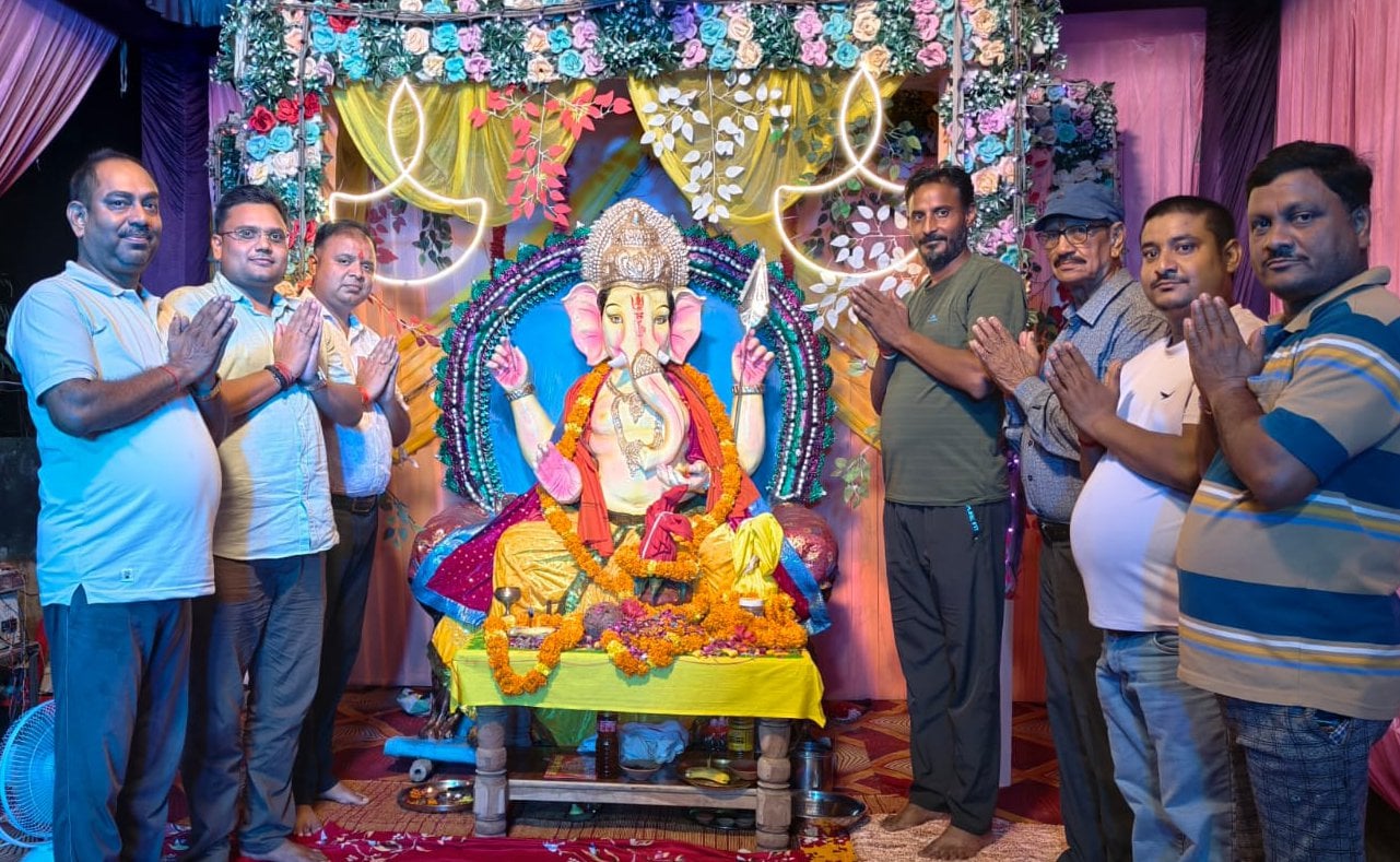 श्याम बिहारी गली में आयोजित गरबा उत्सव में सांस्कृतिक कार्यक्रम प्रस्तुत करते कलाकार। आयोजक