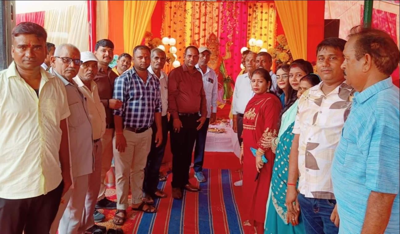 टांडाकला में विश्वकर्मा पूजा पर शामिल लोग। संवाद