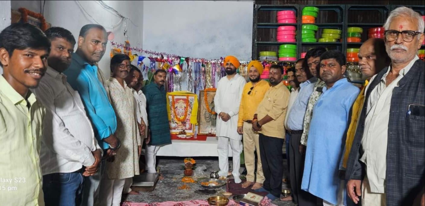 टांडाकला में विश्वकर्मा पूजा पर शामिल लोग। संवाद
