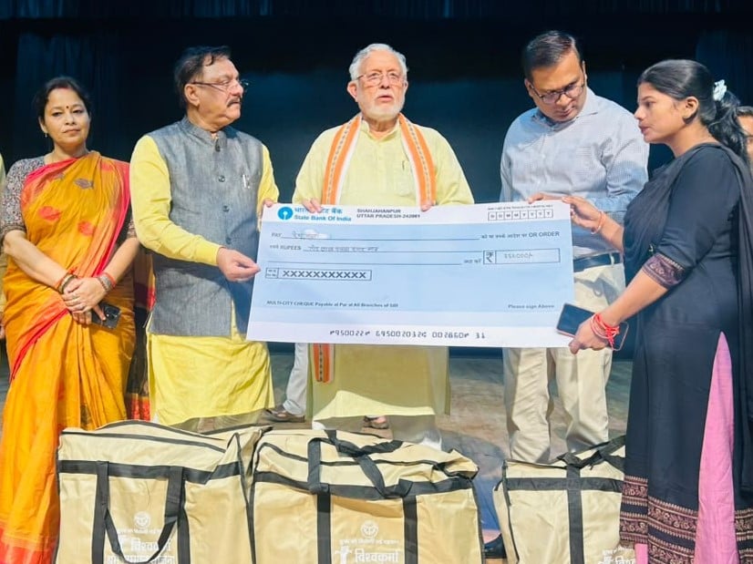 तिलहर चीनी मिल में विश्वकर्मा पूजा करते मिल जीएम शैलेंद्र अस्थाना व स्टॉफ। स्रोत: संस्थान तिलहर चीनी मिल में विश्वकर्मा पूजा करते मिल जीएम शैलेंद्र अस्थाना व स्टॉफ। स्रोत: संस्थान