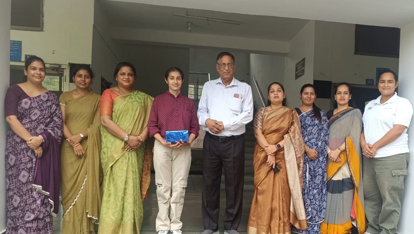 तीसरे स्थान पर रही छात्रा को सम्मानित करते हुए समिति पदाधिकारी व स्टाफ सदस्य। विज्ञप्ति तीसरे स्थान पर रही छात्रा को सम्मानित करते हुए समिति पदाधिकारी व स्टाफ सदस्य। विज्ञप्ति