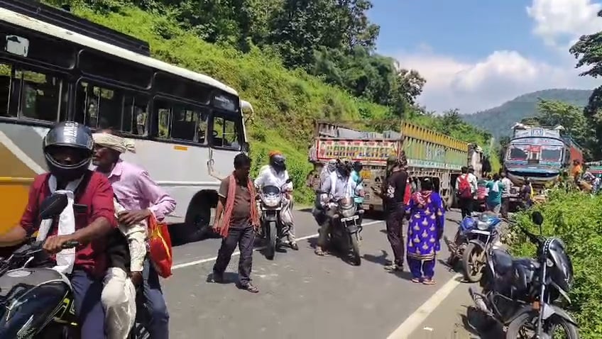 दो ट्रकों के बीच जिंदगी और मौत से जूझते रहे 4 लोग दो ट्रकों के बीच जिंदगी और मौत से जूझते रहे 4 लोग