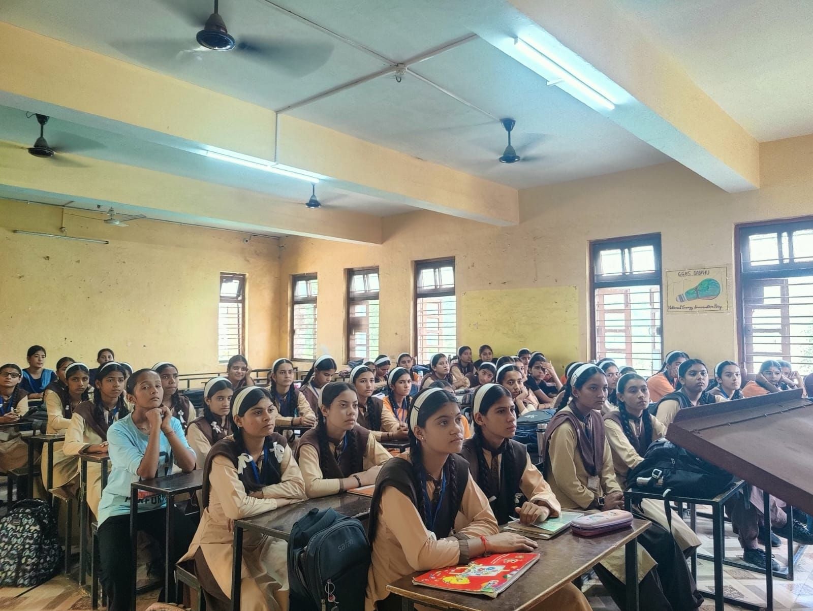 ददाहू स्कूल में जागरूकता कार्यक्रम के दौरान मौजूद छात्राएं। संवाद