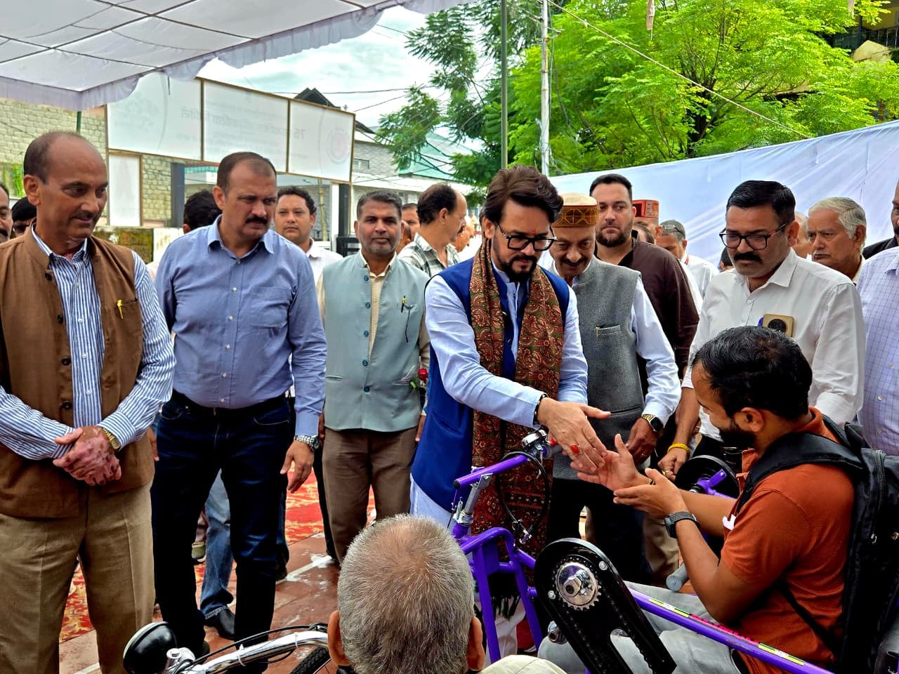 दिव्यांगों और बुजुर्गों को सामग्री वितरित करने के बाद सांसद अनुराग ठाकुर लाभर्थियों के साथ। भाज