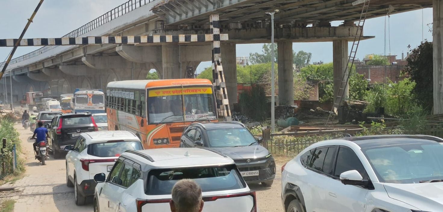 उन्नाव-कानपुर के बीच सरैंया रेलवे क्रॉसिंग पर निर्माणाधीन पुल। संवाद उन्नाव-कानपुर के बीच सरैंया रेलवे क्रॉसिंग पर निर्माणाधीन पुल। संवाद
