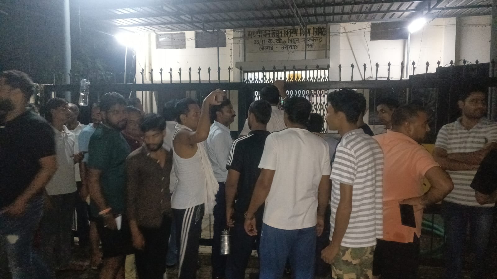 उपकेंद्र पहुंचे उपभोक्ता।