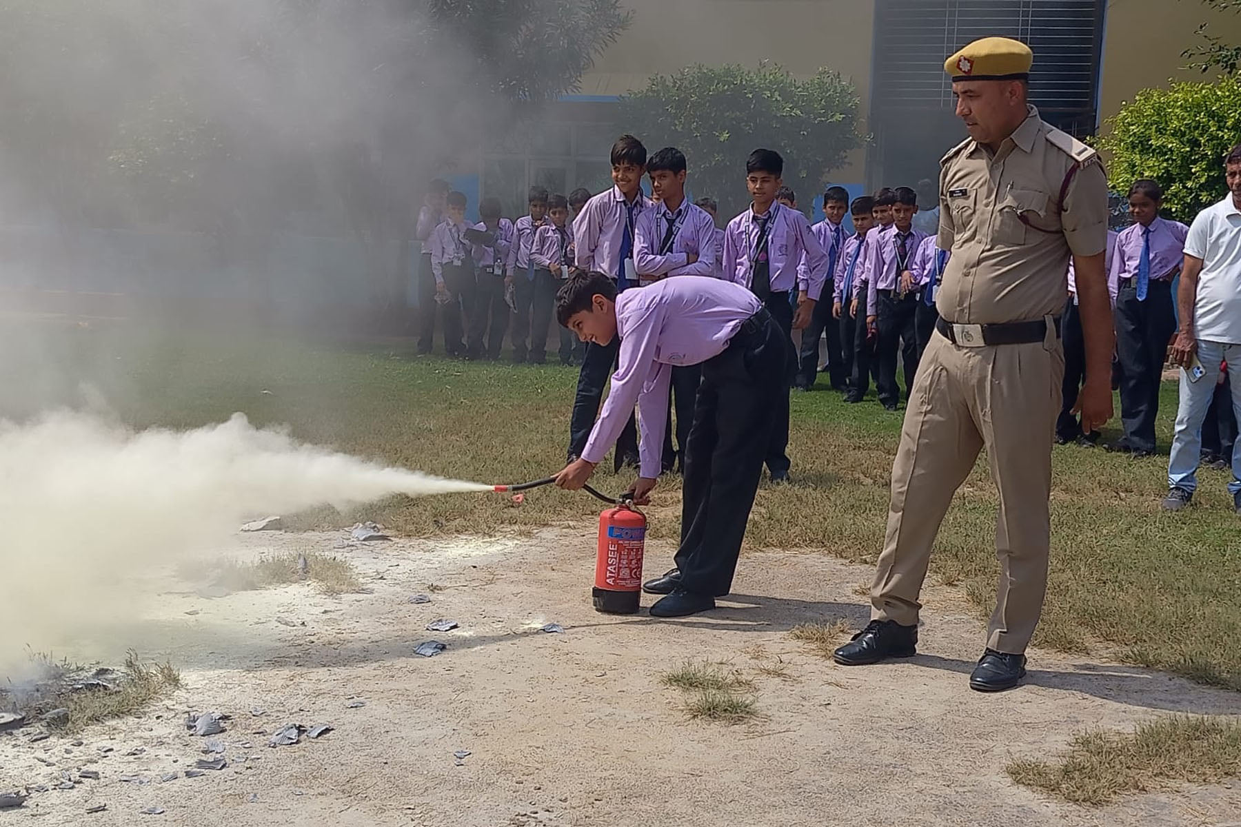विद्यार्थियों व शिक्षकों को अग्नि सुरक्षा के महत्त्वपूर्ण गुर सिखाते विशेषज्ञ। विज्ञप्ति विद्यार्थियों व शिक्षकों को अग्नि सुरक्षा के महत्त्वपूर्ण गुर सिखाते विशेषज्ञ। विज्ञप्ति