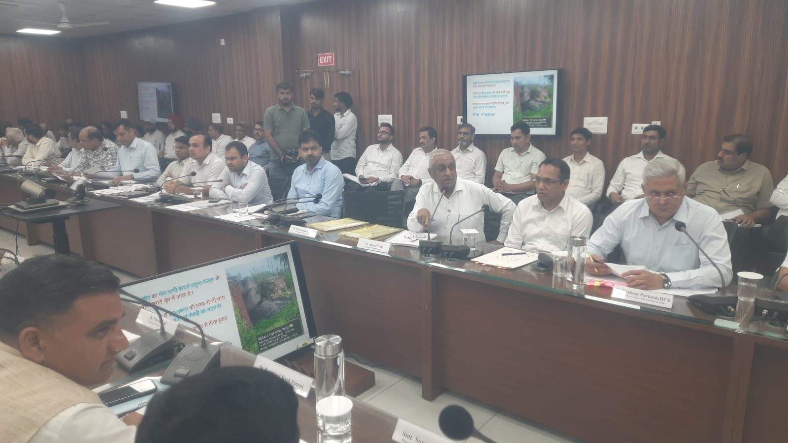 अधिकारियों से जवाब लेते सांसद वरुण मुलाना व नवीन जिंदल। संवाद अधिकारियों से जवाब लेते सांसद वरुण मुलाना व नवीन जिंदल। संवाद