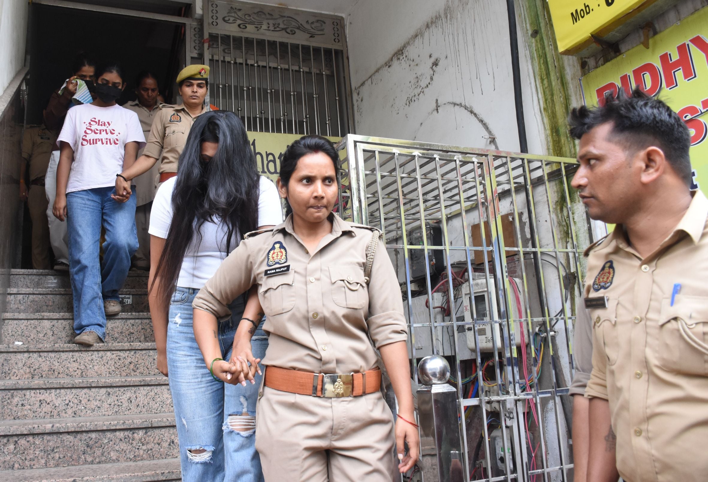 अलीगंज पुलिस ने शुक्रवार को फर्जी कॉल सेंटर का भंडाफोड़ किया। अलीगंज पुलिस ने शुक्रवार को फर्जी कॉल सेंटर का भंडाफोड़ किया।