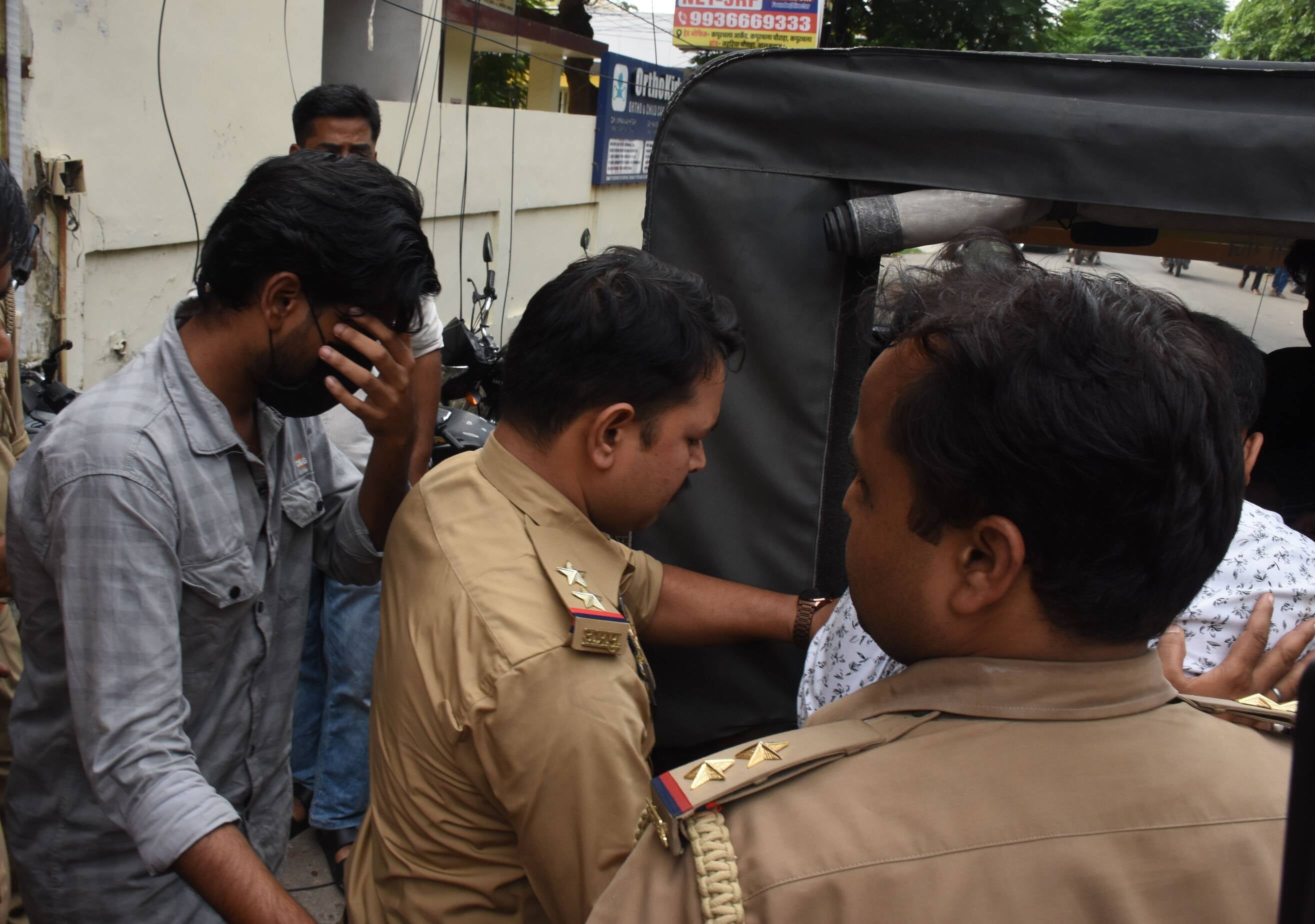 अलीगंज पुलिस ने शुक्रवार को फर्जी कॉल सेंटर का भंडाफोड़ किया। अलीगंज पुलिस ने शुक्रवार को फर्जी कॉल सेंटर का भंडाफोड़ किया।
