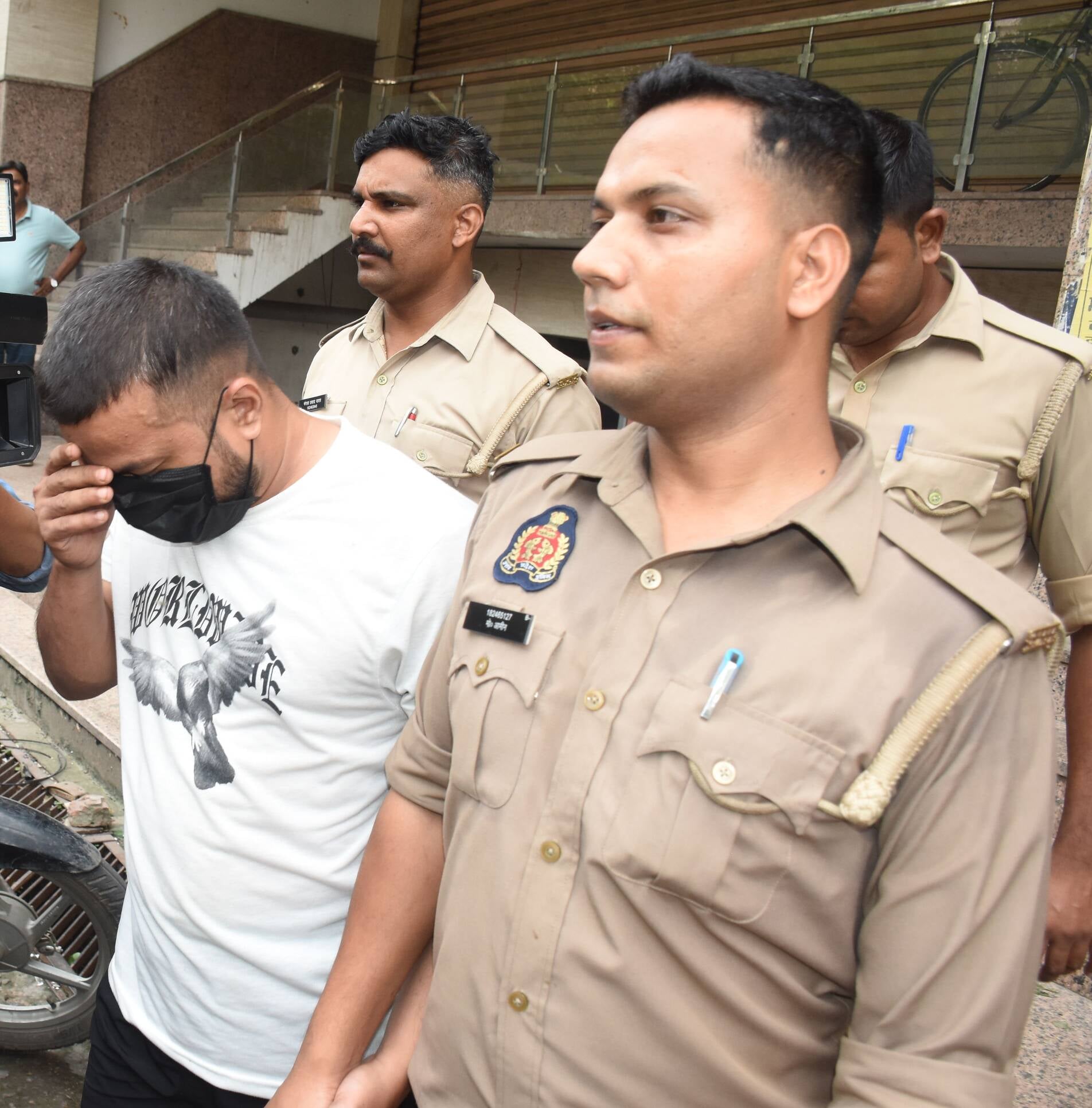 अलीगंज पुलिस ने शुक्रवार को फर्जी कॉल सेंटर का भंडाफोड़ किया। अलीगंज पुलिस ने शुक्रवार को फर्जी कॉल सेंटर का भंडाफोड़ किया।