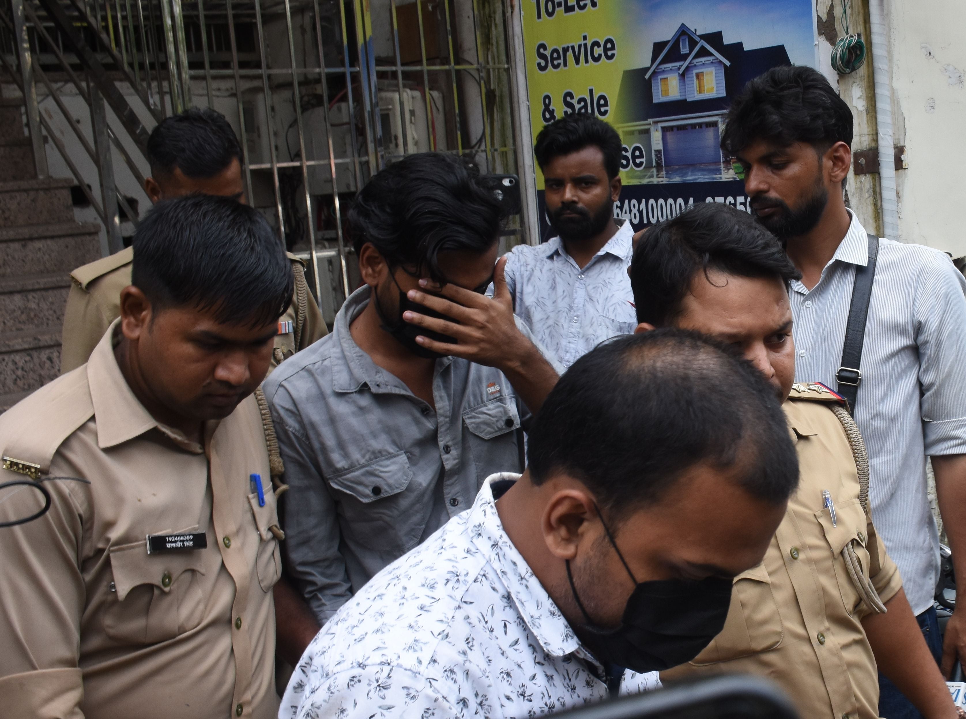 अलीगंज पुलिस ने शुक्रवार को फर्जी कॉल सेंटर का भंडाफोड़ किया। अलीगंज पुलिस ने शुक्रवार को फर्जी कॉल सेंटर का भंडाफोड़ किया।