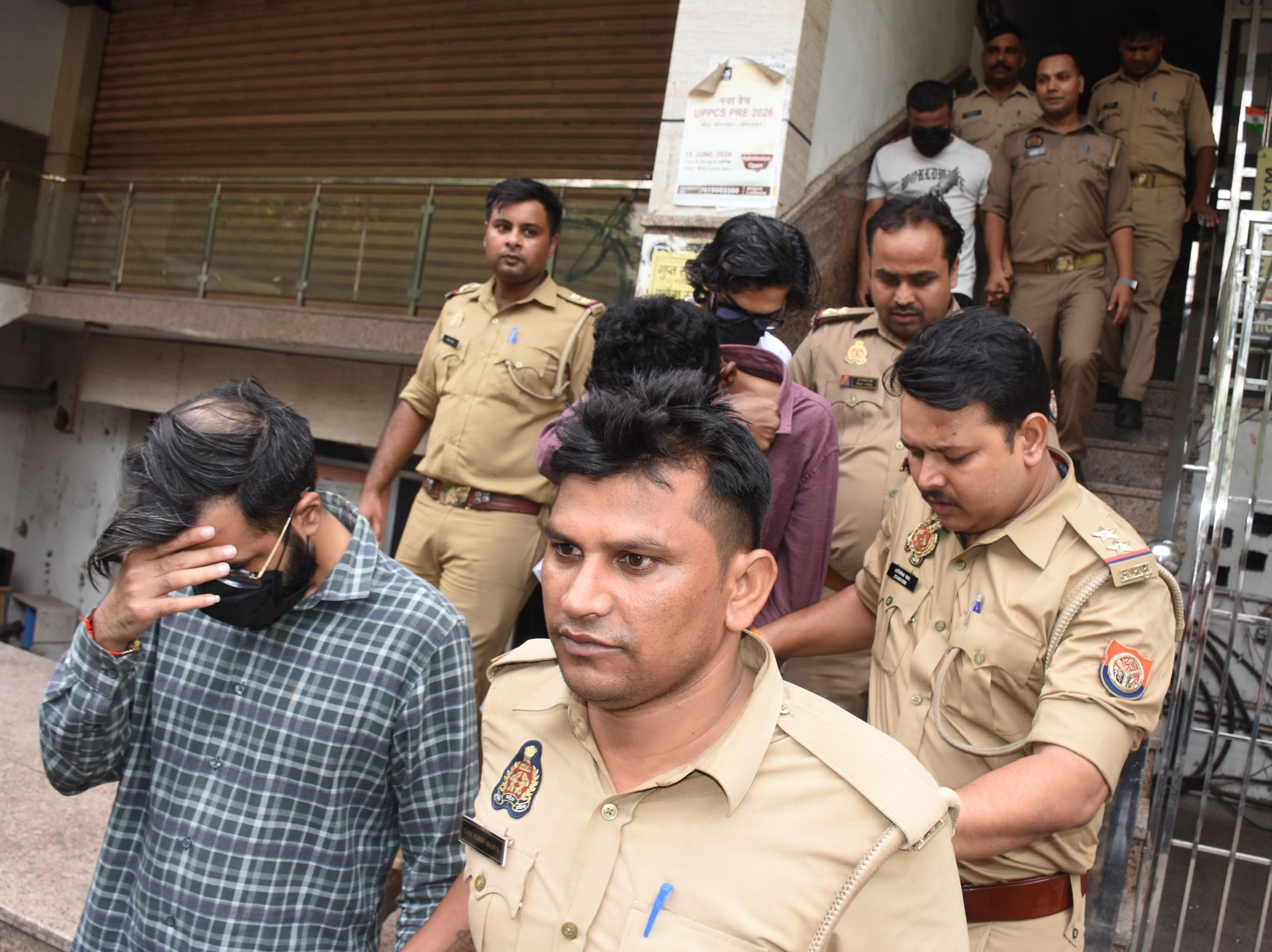 अलीगंज पुलिस ने शुक्रवार को फर्जी कॉल सेंटर का भंडाफोड़ किया। अलीगंज पुलिस ने शुक्रवार को फर्जी कॉल सेंटर का भंडाफोड़ किया।