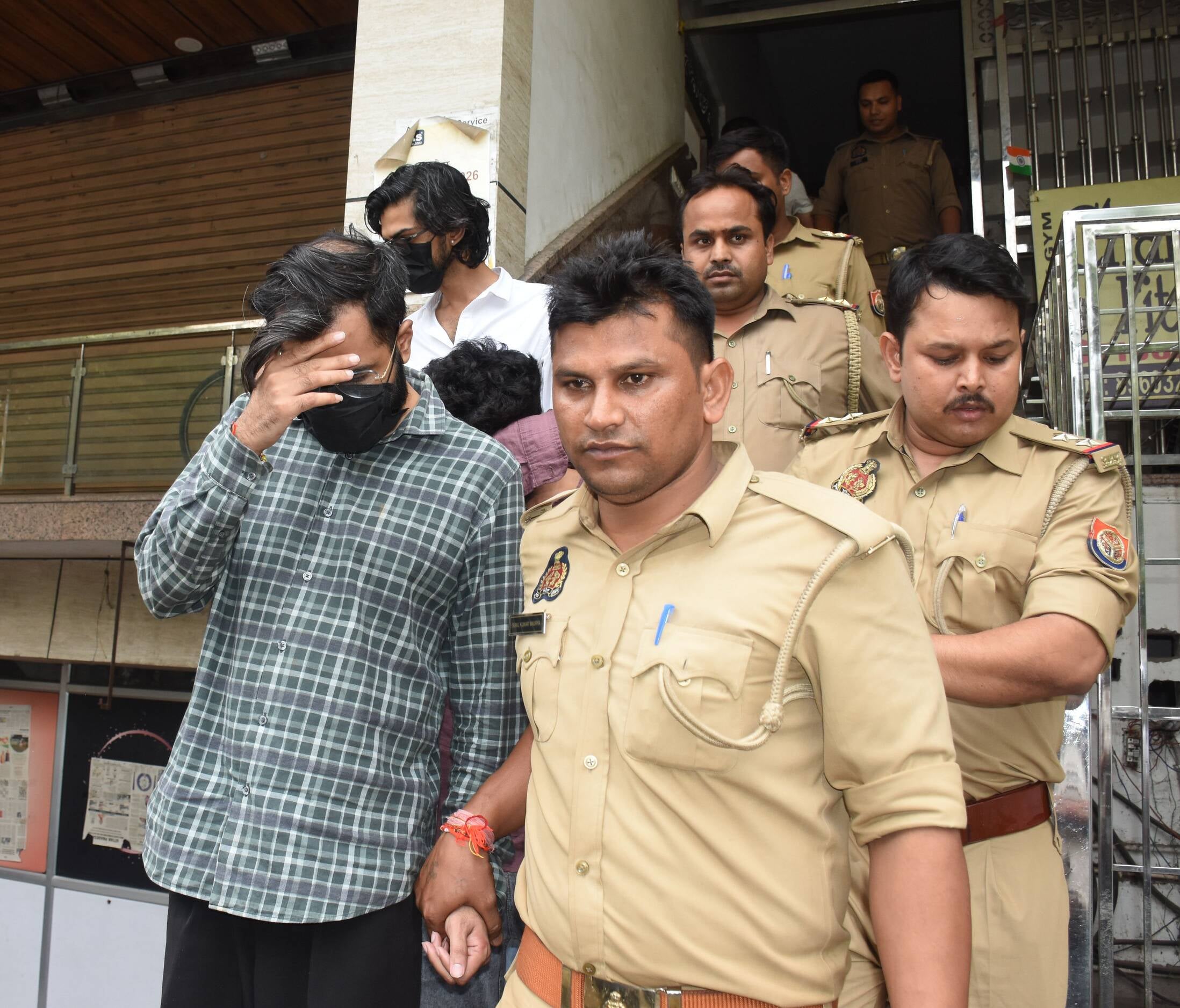 अलीगंज पुलिस ने शुक्रवार को फर्जी कॉल सेंटर का भंडाफोड़ किया। अलीगंज पुलिस ने शुक्रवार को फर्जी कॉल सेंटर का भंडाफोड़ किया।
