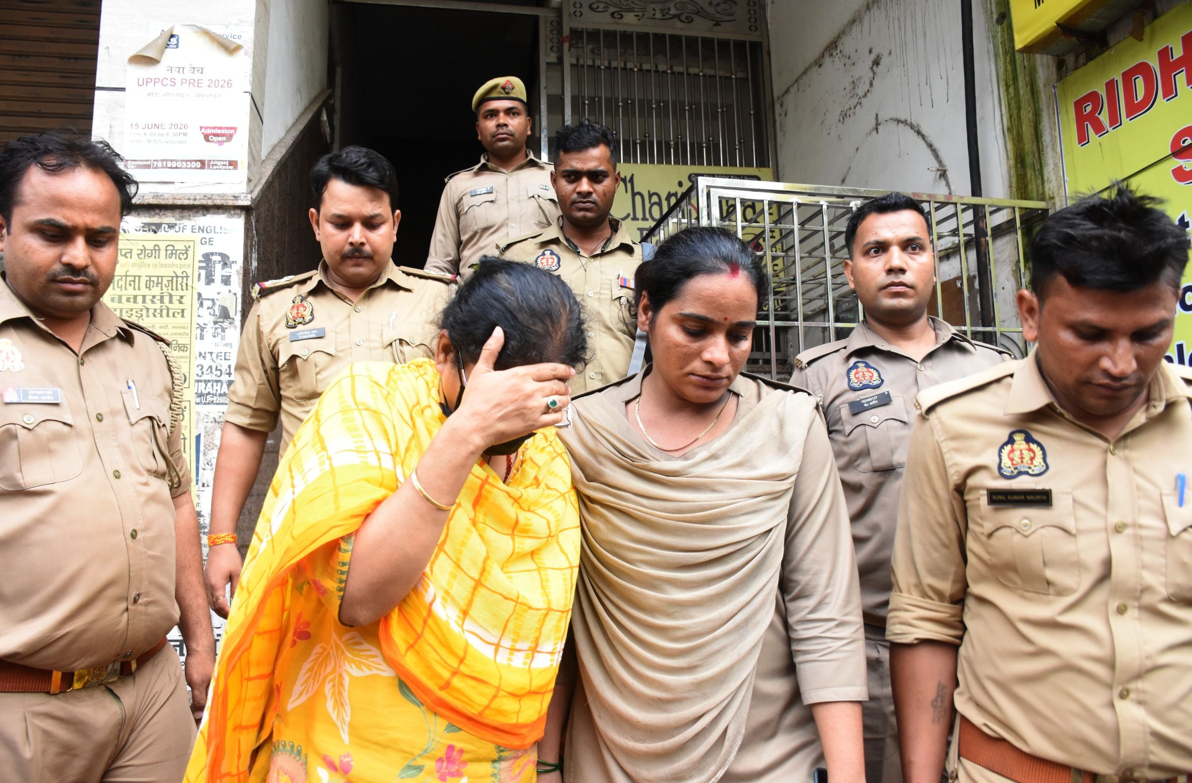 अलीगंज पुलिस ने शुक्रवार को फर्जी कॉल सेंटर का भंडाफोड़ किया। अलीगंज पुलिस ने शुक्रवार को फर्जी कॉल सेंटर का भंडाफोड़ किया।