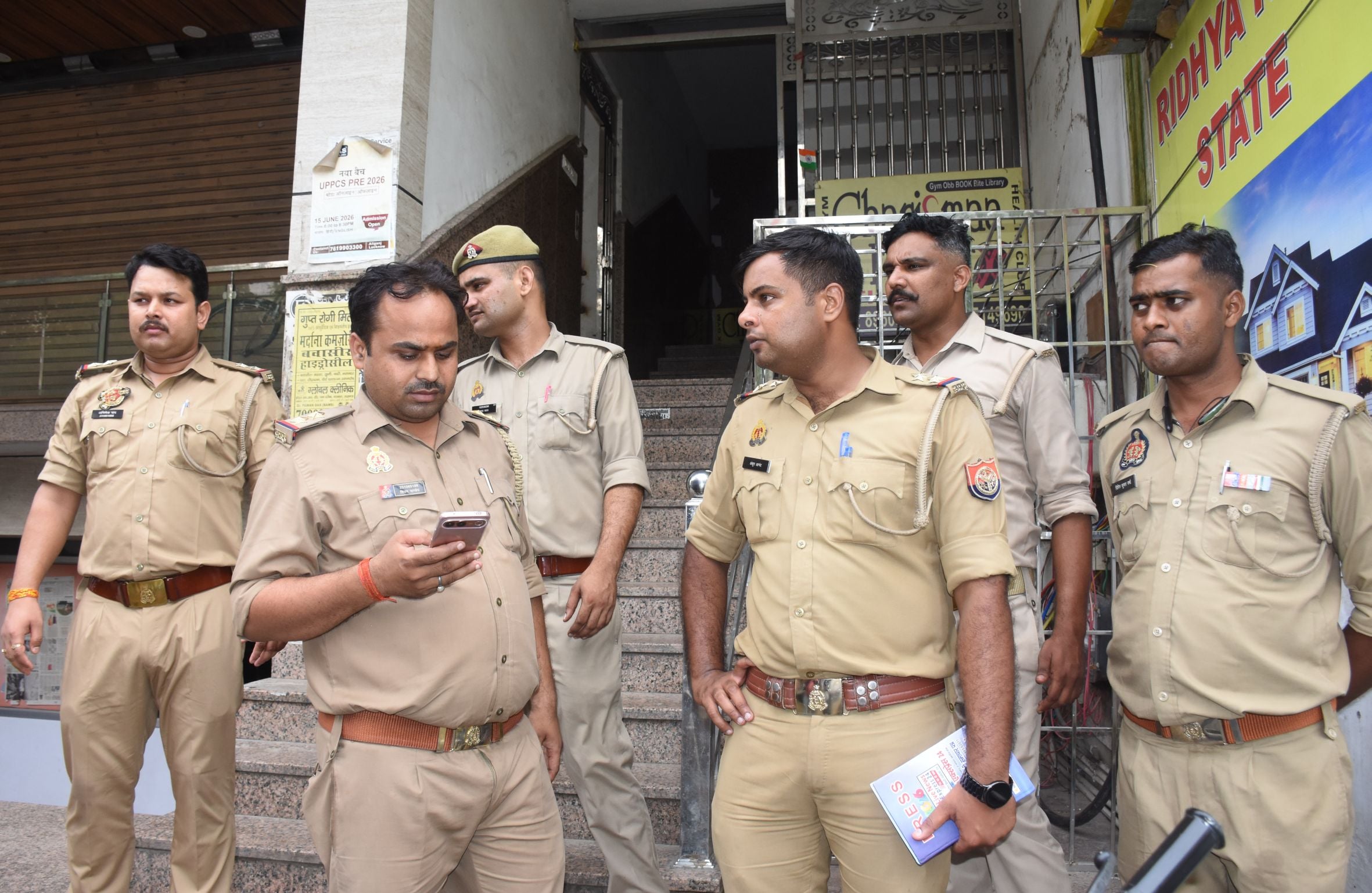 अलीगंज पुलिस ने शुक्रवार को फर्जी कॉल सेंटर का भंडाफोड़ किया। अलीगंज पुलिस ने शुक्रवार को फर्जी कॉल सेंटर का भंडाफोड़ किया।