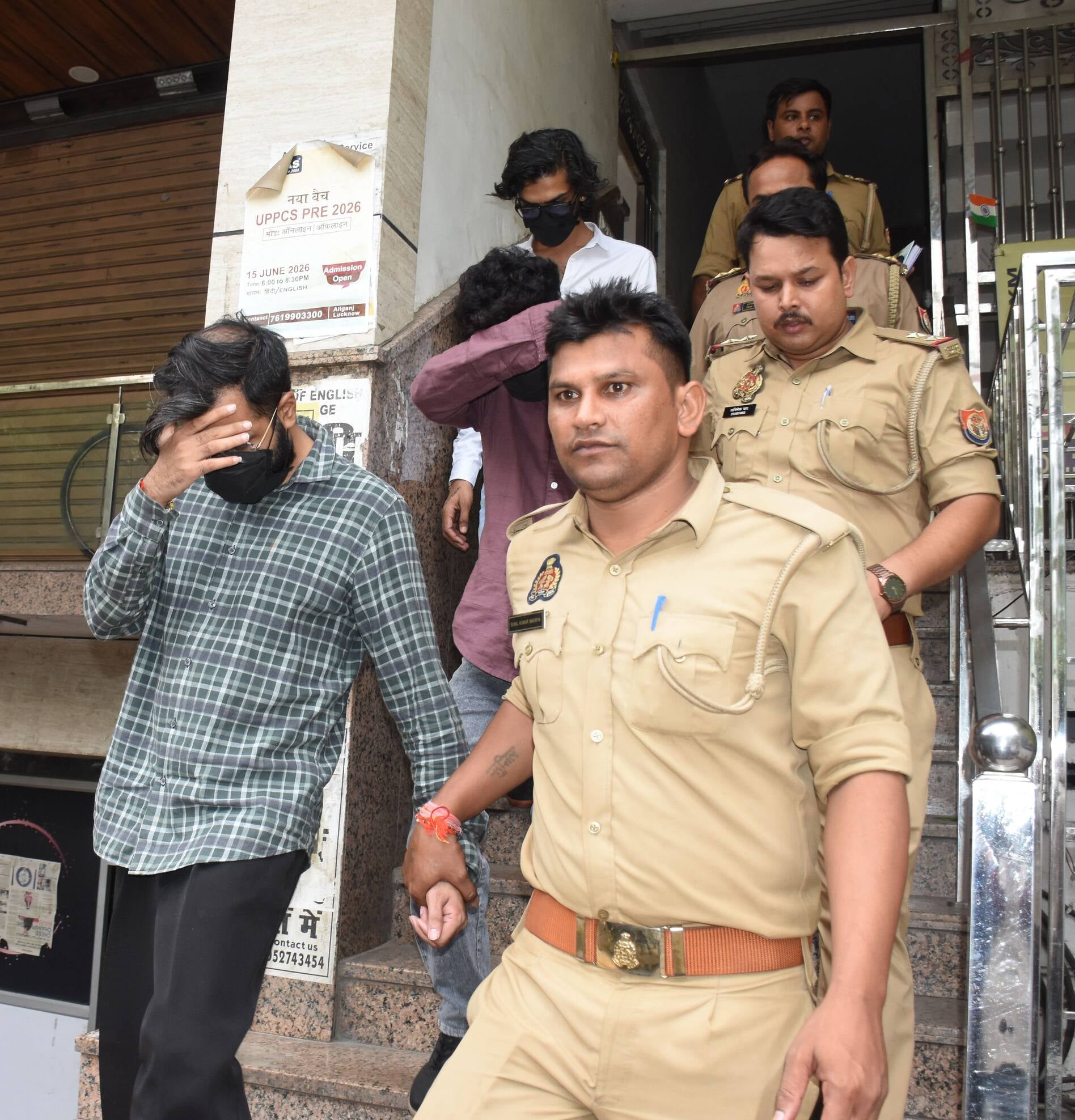अलीगंज पुलिस ने शुक्रवार को फर्जी कॉल सेंटर का भंडाफोड़ किया। अलीगंज पुलिस ने शुक्रवार को फर्जी कॉल सेंटर का भंडाफोड़ किया।