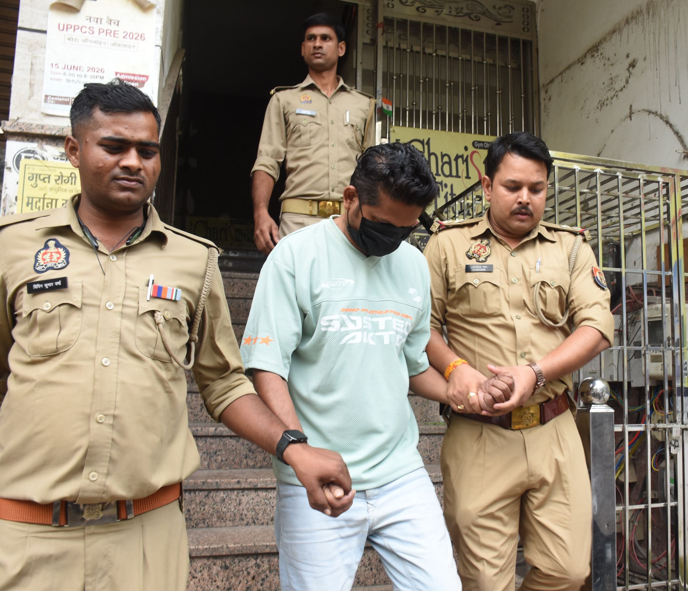 अलीगंज पुलिस ने शुक्रवार को फर्जी कॉल सेंटर का भंडाफोड़ किया। अलीगंज पुलिस ने शुक्रवार को फर्जी कॉल सेंटर का भंडाफोड़ किया।