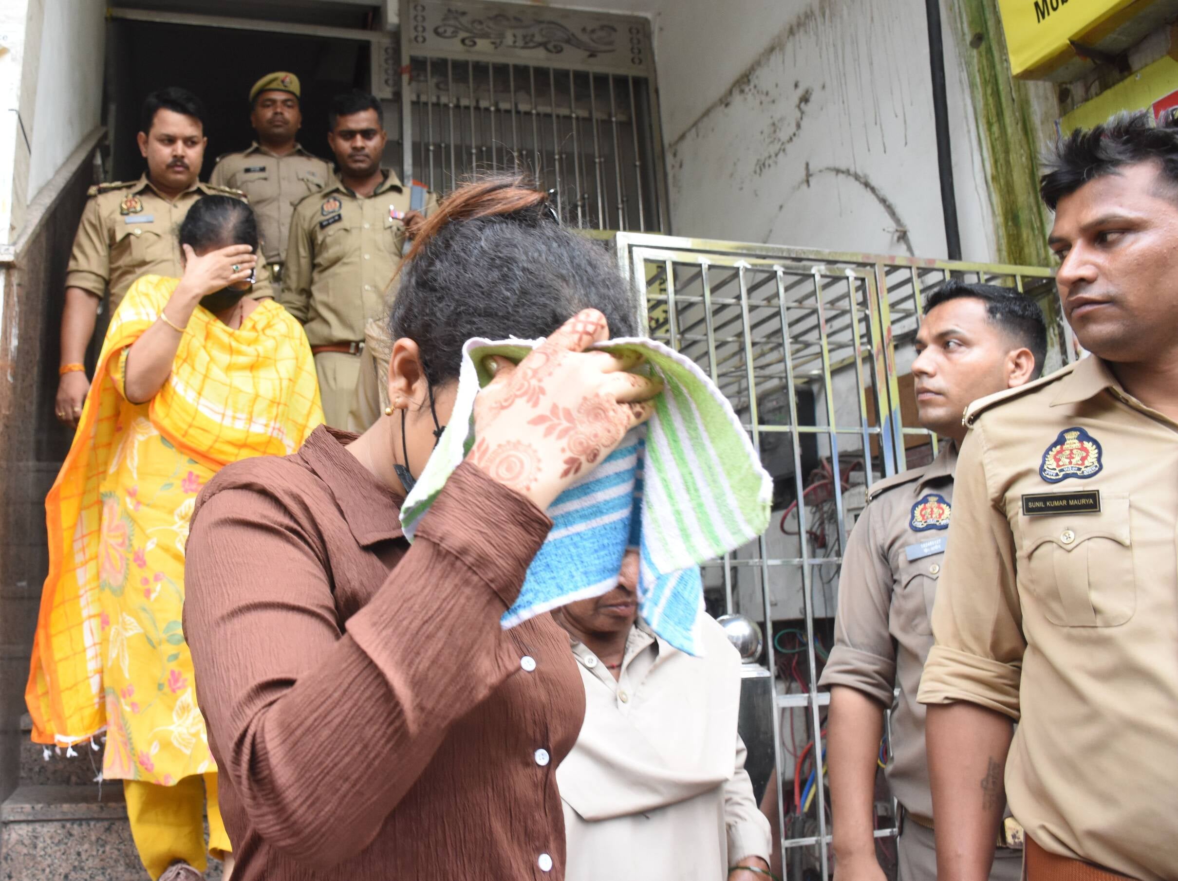 अलीगंज पुलिस ने शुक्रवार को फर्जी कॉल सेंटर का भंडाफोड़ किया। अलीगंज पुलिस ने शुक्रवार को फर्जी कॉल सेंटर का भंडाफोड़ किया।