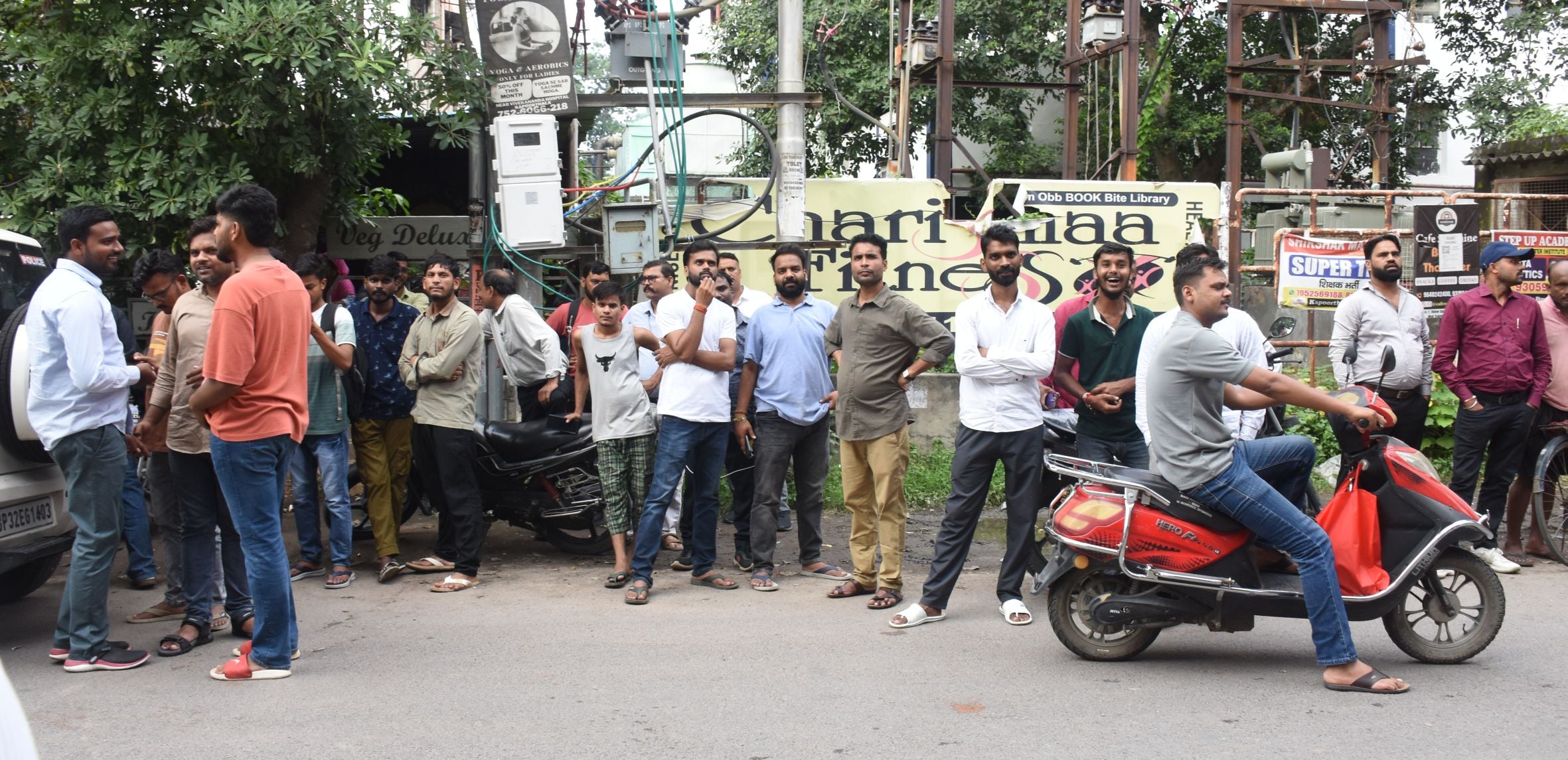 अलीगंज पुलिस ने शुक्रवार को फर्जी कॉल सेंटर का भंडाफोड़ किया। अलीगंज पुलिस ने शुक्रवार को फर्जी कॉल सेंटर का भंडाफोड़ किया।
