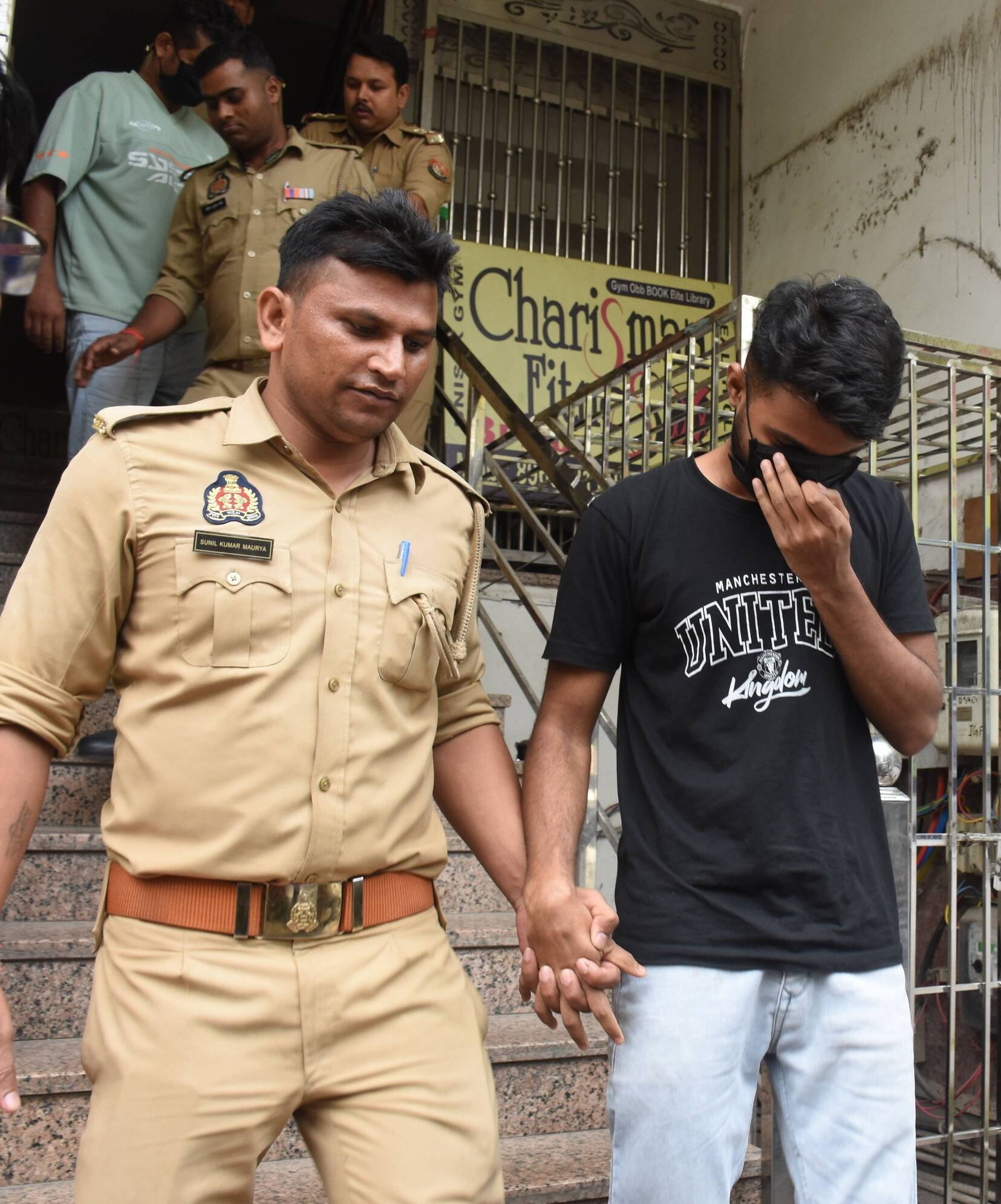 अलीगंज पुलिस ने शुक्रवार को फर्जी कॉल सेंटर का भंडाफोड़ किया। अलीगंज पुलिस ने शुक्रवार को फर्जी कॉल सेंटर का भंडाफोड़ किया।