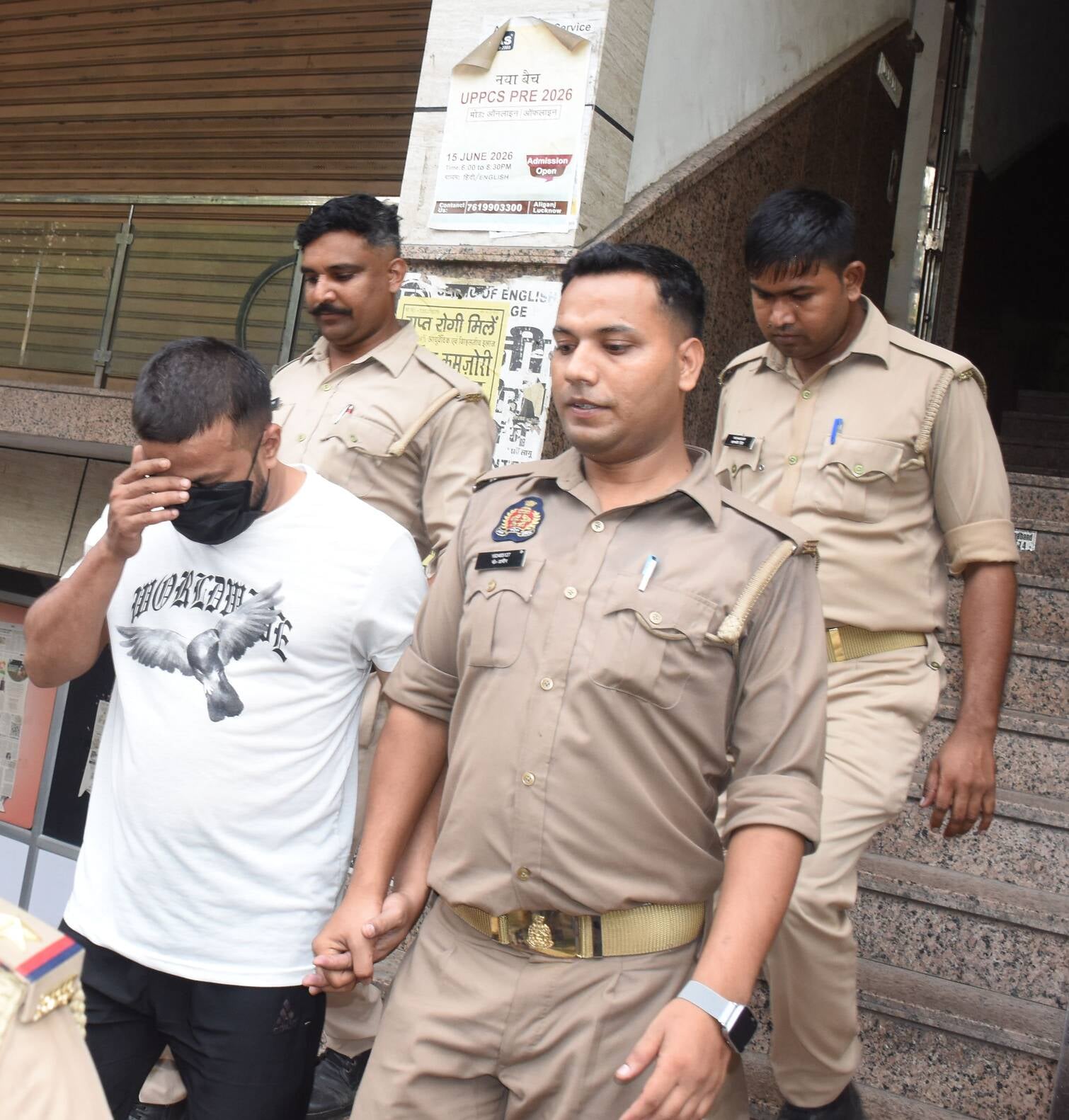 अलीगंज पुलिस ने शुक्रवार को फर्जी कॉल सेंटर का भंडाफोड़ किया। अलीगंज पुलिस ने शुक्रवार को फर्जी कॉल सेंटर का भंडाफोड़ किया।