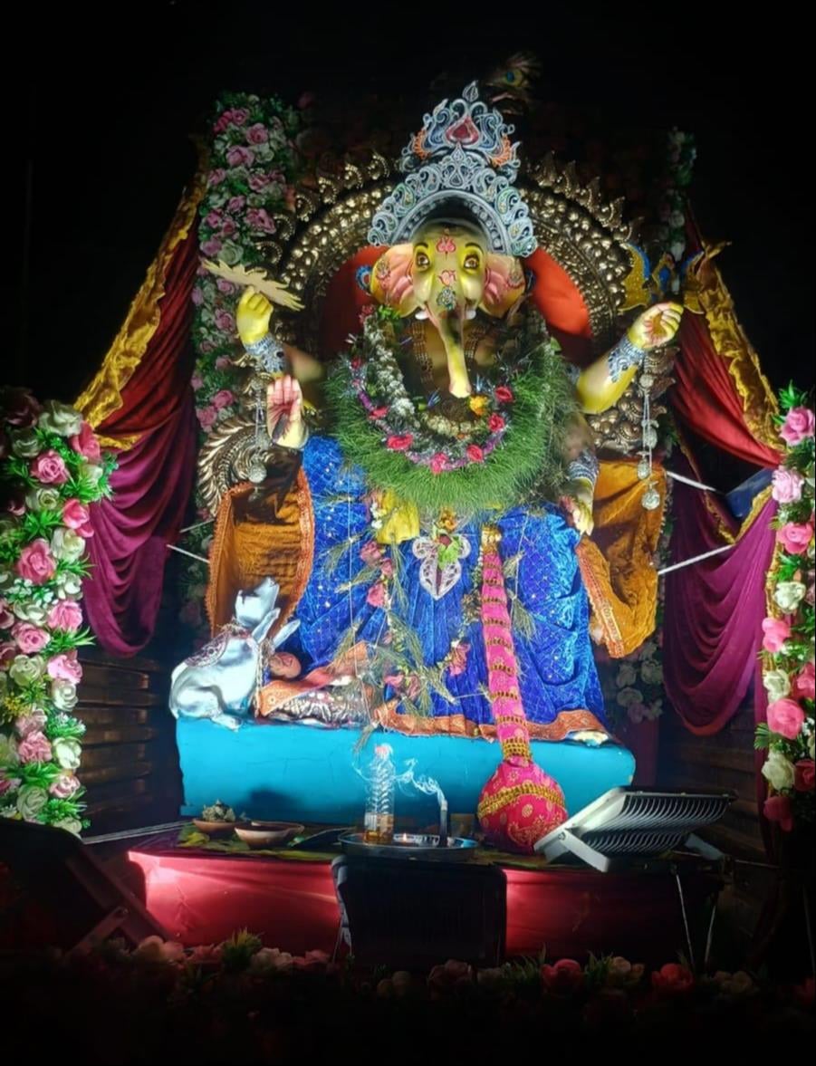 अनौनी बाजार से विश्वकर्मा प्रतिमा को विर्सजन के लिए लेकर जाते श्रद्धालु। संवाद अनौनी बाजार से विश्वकर्मा प्रतिमा को विर्सजन के लिए लेकर जाते श्रद्धालु। संवाद