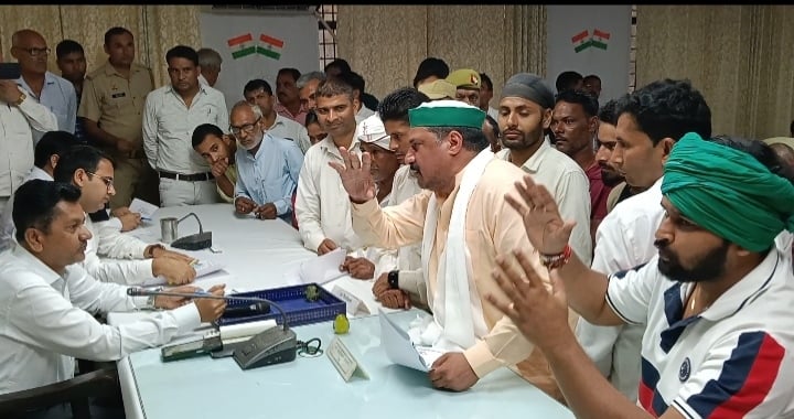 भाकियू अराजनैतिक के पदाधिकारियों से एसडीएम को होती नोंकझोंक। (मवाना) भाकियू अराजनैतिक के पदाधिकारियों से एसडीएम को होती नोंकझोंक। (मवाना)