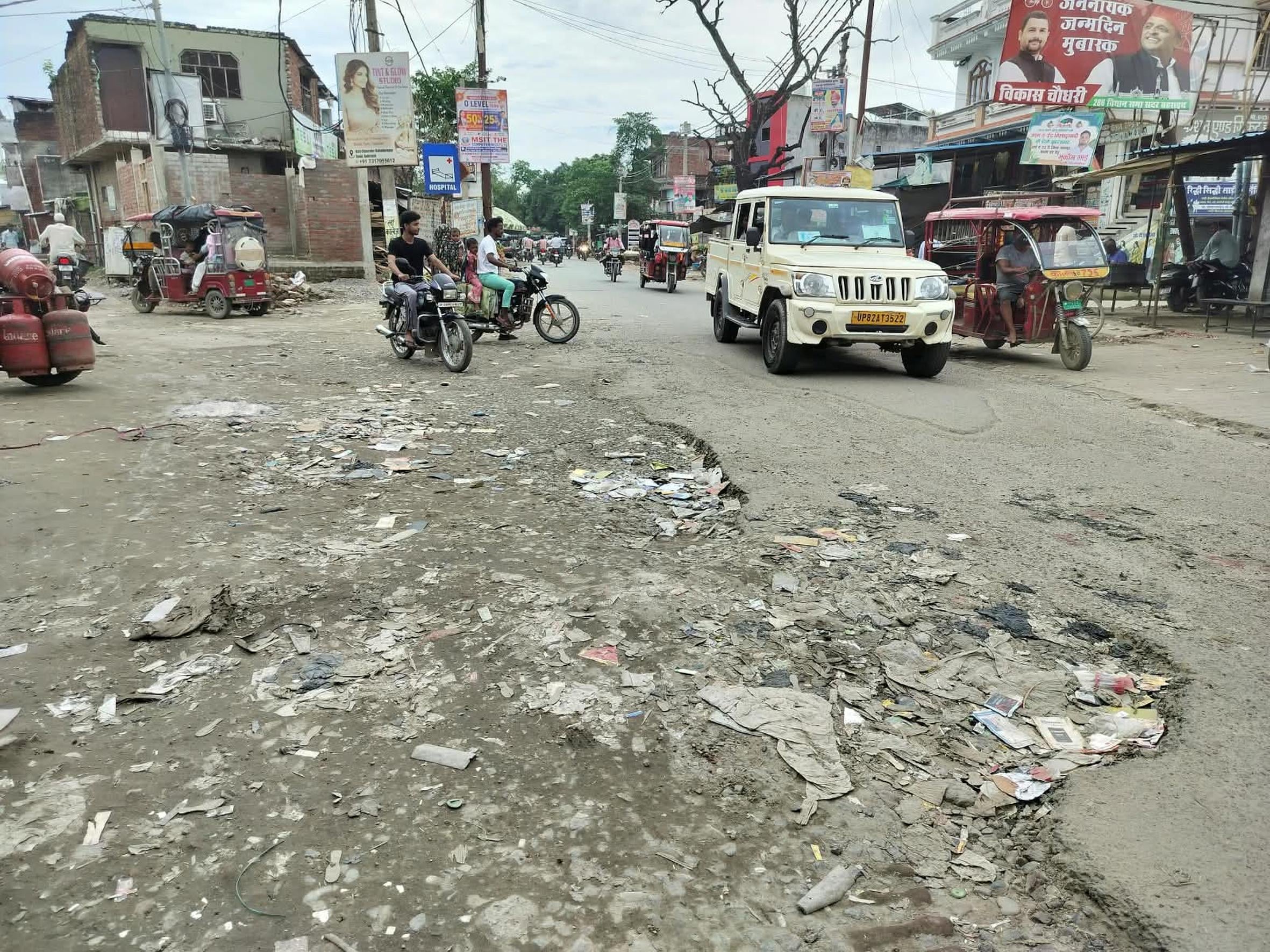 बहराइच में खस्ताहाल सड़कें। बहराइच में खस्ताहाल सड़कें।