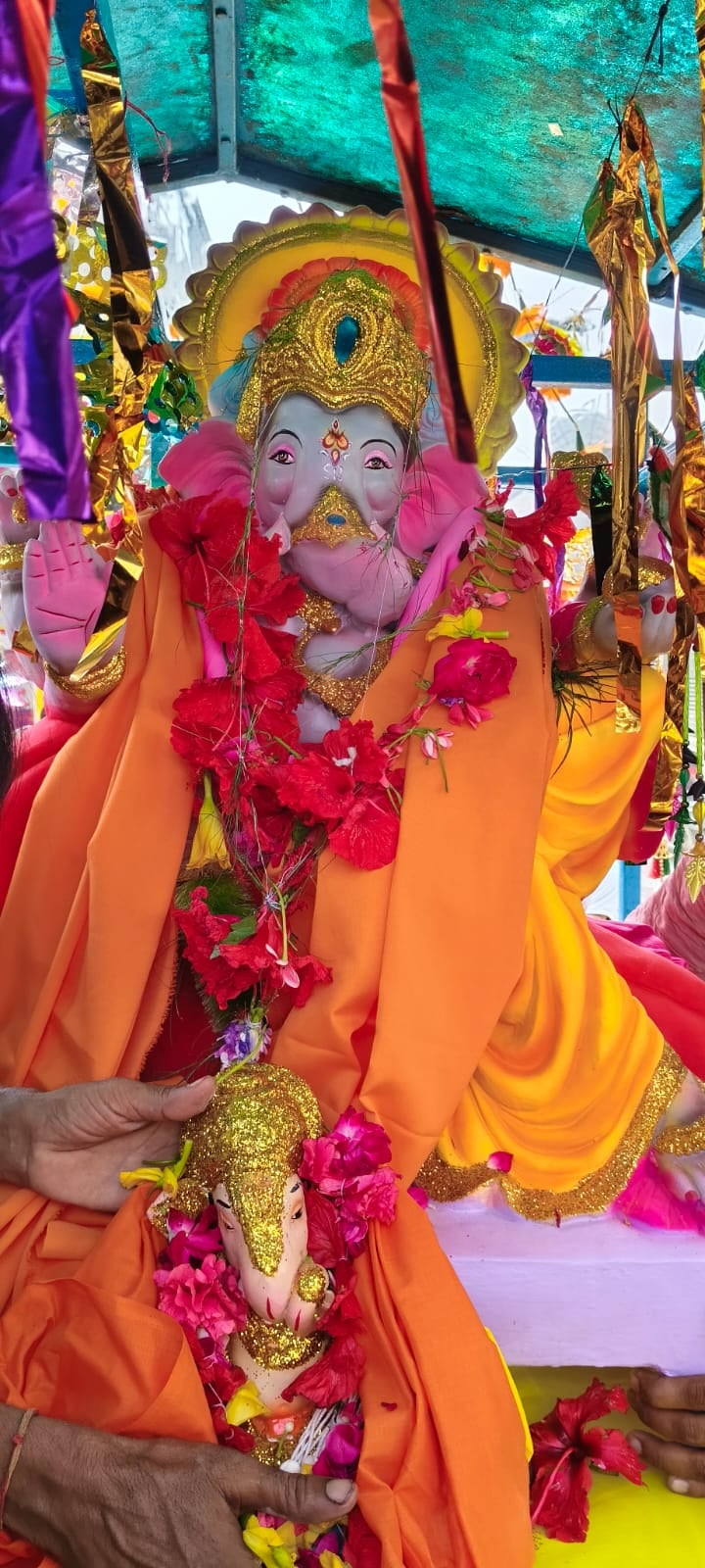 बांकेगंज में बप्पा की शोभायात्रा में शामिल श्रद्धालु। संवाद। बांकेगंज में बप्पा की शोभायात्रा में शामिल श्रद्धालु। संवाद।