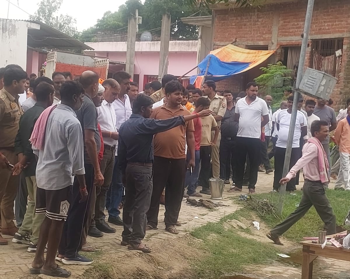 बंथरा के गौरीशंकर खेड़ा गांव में डाला चालक के घर के बाहर प्रदर्शन के दौरान जुटे ग्रामीण। बंथरा के गौरीशंकर खेड़ा गांव में डाला चालक के घर के बाहर प्रदर्शन के दौरान जुटे ग्रामीण।