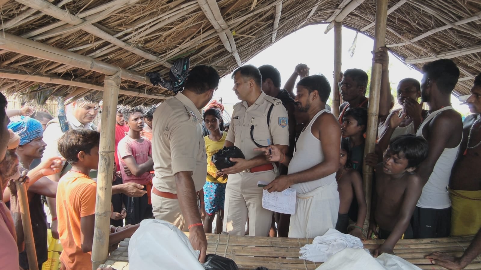 बढ़ प्रभावित क्षेत्रों में मेडिकल एम्बुलेंस बढ़ प्रभावित क्षेत्रों में मेडिकल एम्बुलेंस